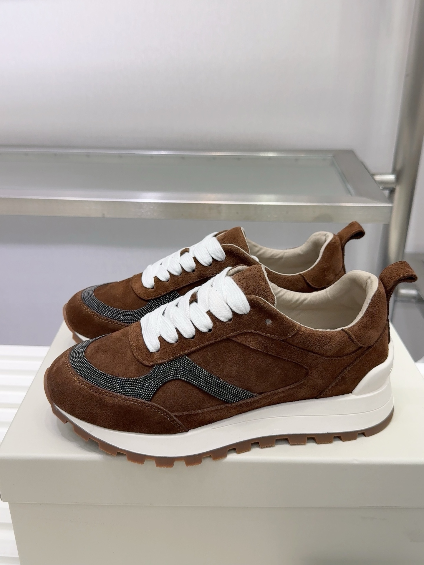 NO:646655,[brunellocucinelli] BC's new autumn and winter new women's striped suede shoes with sweat-absorbent fabric, decorative beaded sneakers) model number 26G27. The upper is a one-to-one replica of high mercerized, cowhide splicing special materials. It is matched with a hardware chain that will not fade, and a hardware ruler without bubbles. Sweat-absorbent cloth inside, sweat-absorbent foot pad, high-density elastic latex (removable independent high-elastic latex insole) outsole original rubber outsole  Size 35-42 (customized sizes 35 and 42 are non-refundable), casual shoes/sports shoes, brunello cucinelli, sneakers, cowhide, chamois leather19860909【brunellocucinelli】BC新款秋冬新品女士条纹麂皮单鞋吸汗布里,装饰镶珠运动鞋）款号26G27 鞋面一比一复刻高丝光、牛皮拼接特殊材料 搭配五金链条不掉色,五金尺无气泡. 内里吸汗布 垫脚吸汗布,高密度弹力乳胶（可拆卸独立高弹力乳胶鞋垫） 大底原版像胶大底 码数35-42（35,42定做不退换）,休闲鞋/运动鞋,brunello cucinelli,sneakers,cowhide,chamois leather,Women's Shoes