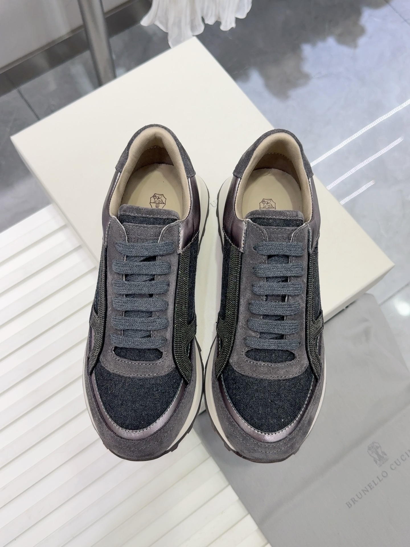 NO:667757,Lightweight outsole [Brunello Cucinelli] BC new autumn and winter 5-color new women's striped suede shoes with sheepskin pads.  Decorative beaded sports shoes) model number. The upper is engraved with high mercerization and spliced with special materials of cowhide. It is matched with a hardware chain that will not fade, and the hardware ruler has no air bubbles. Sheepskin lining, foot pads, high-density elastic latex (removable independent high-elastic latex insole) outsole. Original rubber outsole. Size 35-42 (35, 42 customized, non-returnable), casual shoes/sports shoes, brunello  cucinelli,sneakers,cowhide,sheepskin,chamois leather19860909轻便大底【Brunello Cucinelli】BC新款秋冬5色新品女士条纹麂皮单鞋羊皮垫．装饰镶珠运动鞋）款号 鞋面一比一复刻高丝光、牛皮拼接特殊材料 搭配五金链条不掉色,五金尺无气泡. 内里羊皮里 垫脚羊皮垫,高密度弹力乳胶（可拆卸独立高弹力乳胶鞋垫） 大底原版像胶大底 码数35-42（35,42定做不退换）,休闲鞋/运动鞋,brunello cucinelli,sneakers,cowhide,sheepskin,chamois leather,Women's Shoes