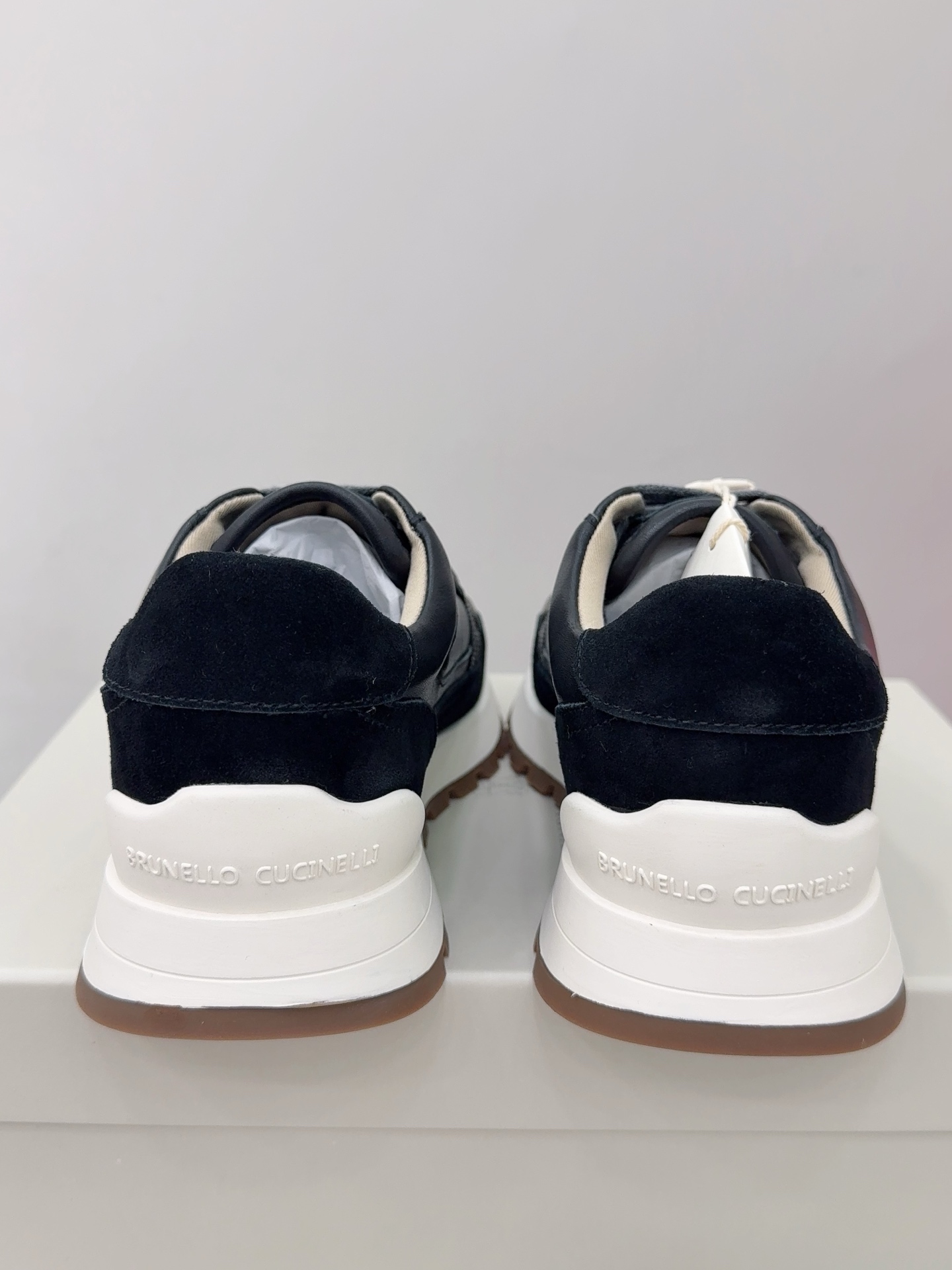 NO:667761,【Brunello Cucinelli】BC's new autumn and winter 5-color new women's striped suede shoes with sheepskin pads.  Decorative beaded sports shoes) model number. The upper is engraved with high mercerization and spliced with special materials of cowhide. It is matched with a hardware chain and does not fade. The hardware ruler has no bubbles. Inside counter sweat-absorbent cloth. Foot pad counter sweat-absorbent cloth, high-density elastic latex (removable independent high-elastic latex insole). Original rubber outsole. Size 35-42 (35, 42 custom-made, non-returnable), casual shoes/sports shoes, brunello  cucinelli,sneakers,cowhide,sheepskin,chamois leather19860909【Brunello Cucinelli】BC新款秋冬5色新品女士条纹麂皮单鞋羊皮垫．装饰镶珠运动鞋）款号 鞋面一比一复刻高丝光、牛皮拼接特殊材料 搭配五金链条不掉色,五金尺无气泡. 内里专柜吸汗布 垫脚专柜吸汗布,高密度弹力乳胶（可拆卸独立高弹力乳胶鞋垫） 大底原版像胶大底 码数35-42（35,42定做不退换）,休闲鞋/运动鞋,brunello cucinelli,sneakers,cowhide,sheepskin,chamois leather,Women's Shoes