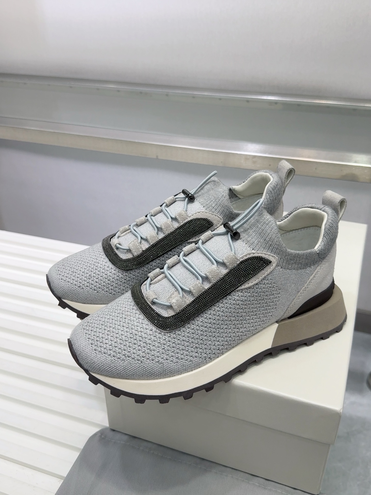 NO:667764,Brunello Cucinelli women's beaded decorative fly woven casual sports shoes BC new autumn and winter 5 colors new women's striped suede shoes with sheepskin pads.  Decorative beaded sports shoes) model number. The upper is engraved with high mercerization and spliced with special materials of cowhide. It is matched with a hardware chain that will not fade, and the hardware ruler has no air bubbles. Sheepskin lining, foot pads, high-density elastic latex (removable independent high-elastic latex insole) outsole with original image rubber base and wear-resistant velvet outsole (super light outsole)  Size 35-42 (35, 42 customized, non-returnable), casual shoes/sports shoes, brunello cucinelli, sneakers, cowhide, sheepskin, chamois leather19860909Brunello Cucinelli 女士镶珠装饰飞织休闲运动鞋BC新款秋冬5色新品女士条纹麂皮单鞋羊皮垫．装饰镶珠运动鞋）款号 鞋面一比一复刻高丝光、牛皮拼接特殊材料 搭配五金链条不掉色,五金尺无气泡. 内里羊皮里 垫脚羊皮垫,高密度弹力乳胶（可拆卸独立高弹力乳胶鞋垫） 大底原版像胶底片配耐磨绒大底（超轻大底） 码数35-42（35,42定做不退换）,休闲鞋/运动鞋,brunello cucinelli,sneakers,cowhide,sheepskin,chamois leather,Women's Shoes