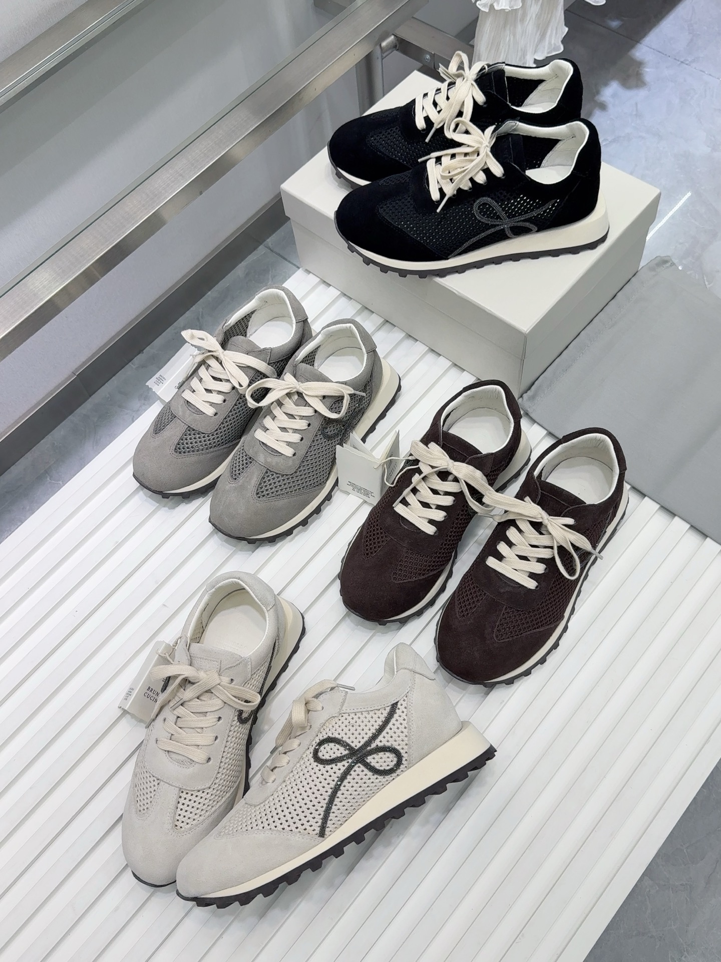 NO:680989,Brunello Cucinelli women's beaded decorative fly woven casual sports shoes BC new autumn and winter 4 colors new women's striped suede shoes with sheepskin pads.  Decorative beaded sports shoes) model number. The upper is engraved with high mercerization and spliced with special materials of cowhide. It is matched with a hardware chain that will not fade, and the hardware ruler has no air bubbles. The lining is sheepskin, the foot pads, high-density elastic latex (removable independent high-elastic latex insole), the original rubber outsole with abrasion-resistant velvet outsole (super light outsole)  Size 35-42 (35, 42 customized, non-returnable), casual shoes/sports shoes, brunello cucinelli, sneakers, cowhide, sheepskin, chamois leather19860909Brunello Cucinelli 女士镶珠装饰飞织休闲运动鞋BC新款秋冬4色新品女士条纹麂皮单鞋羊皮垫．装饰镶珠运动鞋）款号 鞋面一比一复刻高丝光、牛皮拼接特殊材料 搭配五金链条不掉色,五金尺无气泡. 内里羊皮里 垫脚羊皮垫,高密度弹力乳胶（可拆卸独立高弹力乳胶鞋垫） 大底原版像胶底片配耐磨绒大底（超轻大底） 码数35-42（35,42定做不退换）,休闲鞋/运动鞋,brunello cucinelli,sneakers,cowhide,sheepskin,chamois leather,Women's Shoes