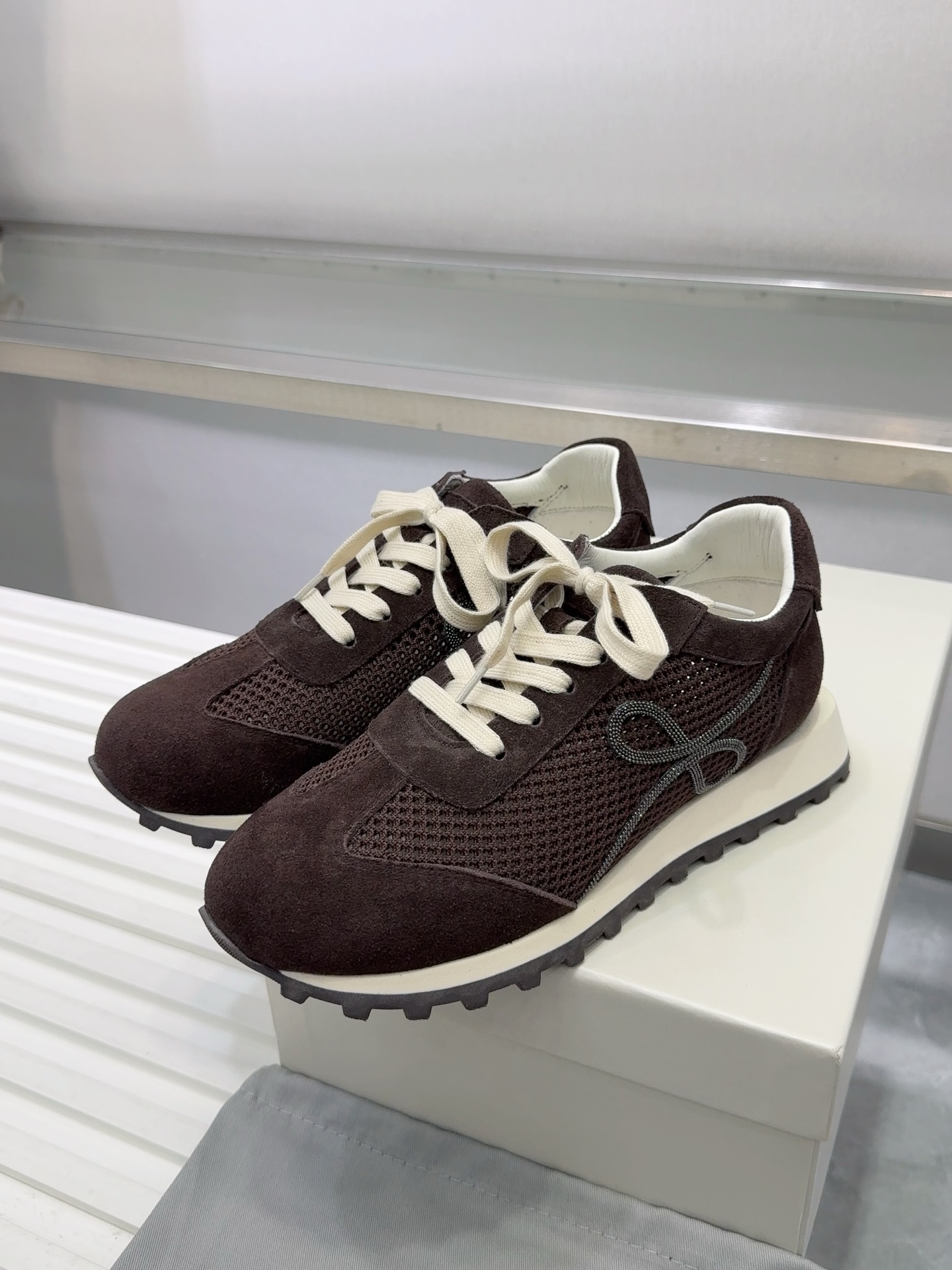 NO:681003,Brunello Cucinelli women's beaded decorative fly woven casual sports shoes BC new autumn and winter 4 colors new women's striped suede shoes with sheepskin pads.  Decorative beaded sports shoes) model number. The upper is engraved with high mercerization and spliced with special materials of cowhide. It is matched with a hardware chain that will not fade, and the hardware ruler has no air bubbles. The lining is sheepskin, the foot pads, high-density elastic latex (removable independent high-elastic latex insole), the original rubber outsole with abrasion-resistant velvet outsole (super light outsole)  Size 35-42 (35, 42 customized, non-returnable), casual shoes/sports shoes, brunello cucinelli, sneakers, cowhide, sheepskin, chamois leather19860909Brunello Cucinelli 女士镶珠装饰飞织休闲运动鞋BC新款秋冬4色新品女士条纹麂皮单鞋羊皮垫．装饰镶珠运动鞋）款号 鞋面一比一复刻高丝光、牛皮拼接特殊材料 搭配五金链条不掉色,五金尺无气泡. 内里羊皮里 垫脚羊皮垫,高密度弹力乳胶（可拆卸独立高弹力乳胶鞋垫） 大底原版像胶底片配耐磨绒大底（超轻大底） 码数35-42（35,42定做不退换）,休闲鞋/运动鞋,brunello cucinelli,sneakers,cowhide,sheepskin,chamois leather,Women's Shoes