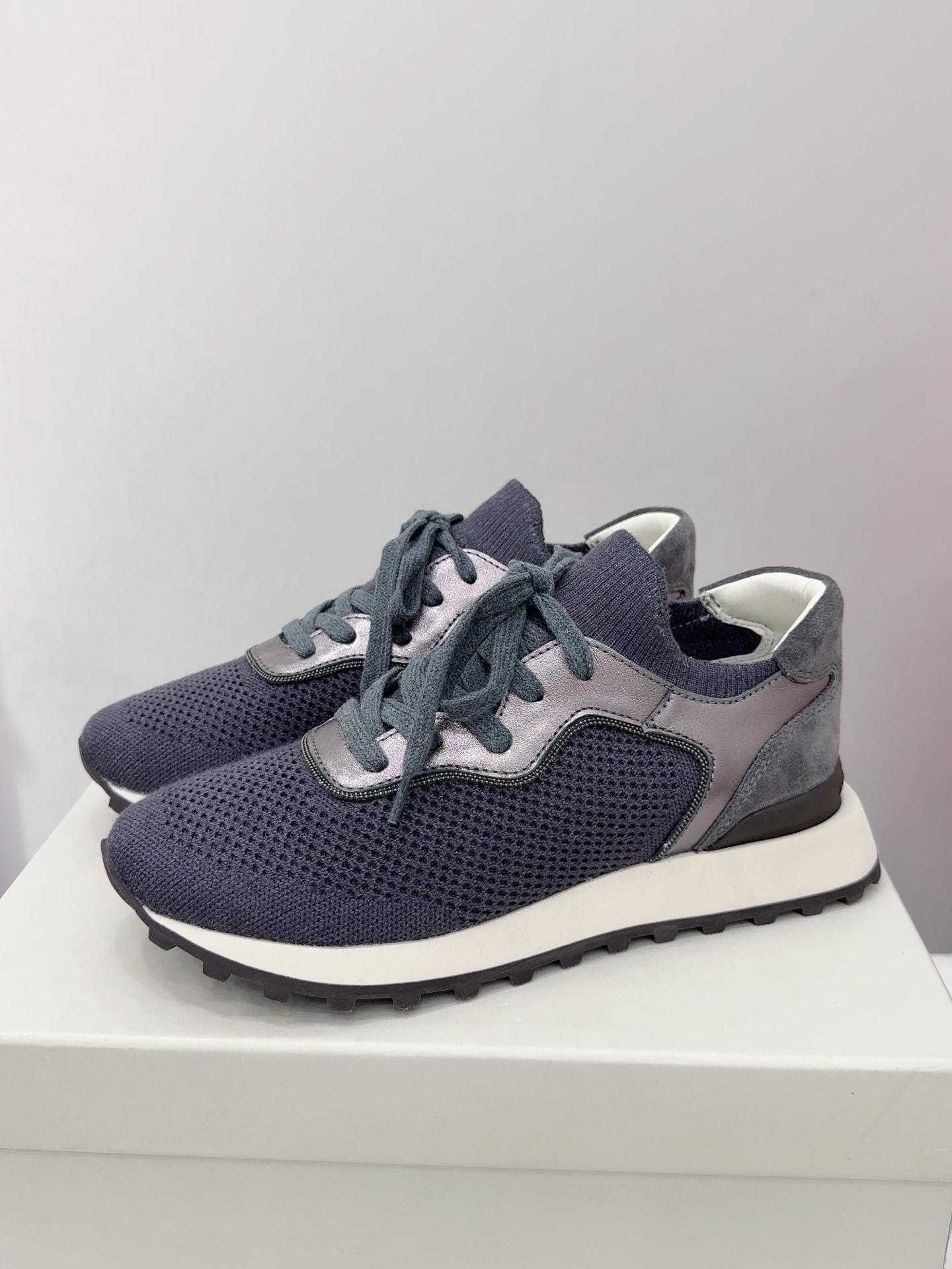 NO:682328,Brunello Cucinelli women's beaded decorative fly woven casual sports shoes BC new autumn and winter 5 colors new women's striped suede shoes with sheepskin pads.  Decorative beaded sports shoes) model number. The upper is engraved with high mercerization and spliced with special materials of cowhide. It is matched with a hardware chain that will not fade, and the hardware ruler has no air bubbles. The lining is sheepskin, the foot pads, high-density elastic latex (removable independent high-elastic latex insole), the original rubber outsole with abrasion-resistant velvet outsole (super light outsole)  Size 35-42 (35, 42 customized, non-returnable), casual shoes/sports shoes, brunello cucinelli, sneakers, cowhide, sheepskin, chamois leather19860909Brunello Cucinelli 女士镶珠装饰飞织休闲运动鞋BC新款秋冬5色新品女士条纹麂皮单鞋羊皮垫．装饰镶珠运动鞋）款号 鞋面一比一复刻高丝光、牛皮拼接特殊材料 搭配五金链条不掉色,五金尺无气泡. 内里羊皮里 垫脚羊皮垫,高密度弹力乳胶（可拆卸独立高弹力乳胶鞋垫） 大底原版像胶底片配耐磨绒大底（超轻大底） 码数35-42（35,42定做不退换）,休闲鞋/运动鞋,brunello cucinelli,sneakers,cowhide,sheepskin,chamois leather,Women's Shoes