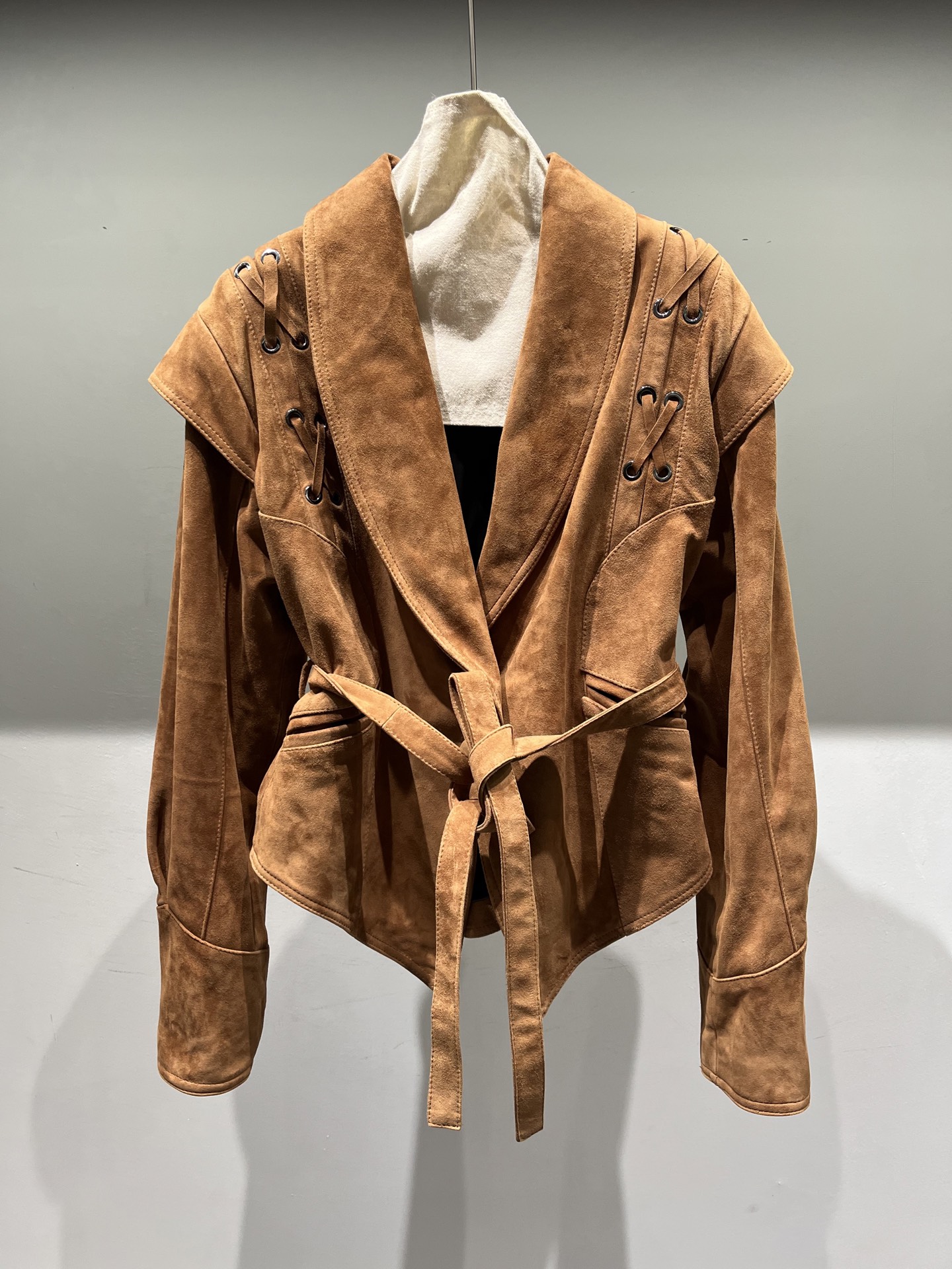 NO:742706,Goat leather suede has a full silhouette, the upper body is waisted, and the figure is super cool. It can be made in many colors, brown, camel, etc. reddish brown, Celine-clothing, celine, sheepskin,19860909山羊皮反绒,轮廓感十足,上身收腰,显身材超酷.多色都可以做,棕色,驼色等 红棕色,赛琳-服装,celine,sheepskin,,Women's clothing