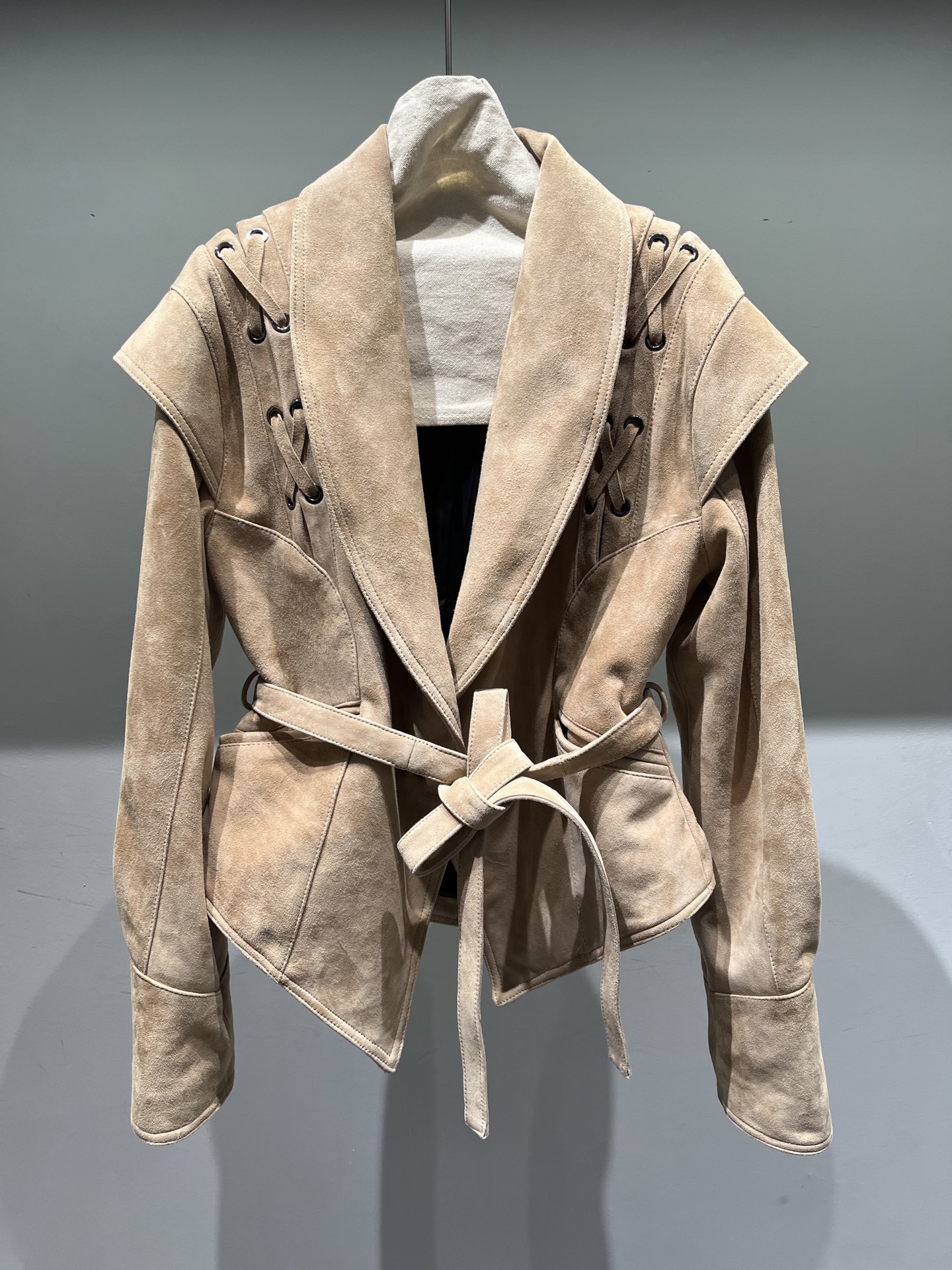 NO:742711,Goat leather suede has a full silhouette, the upper body is waisted, and the figure is super cool. It can be made in many colors, brown, camel, etc. Beige, Celine-clothing, celine, sheepskin,19860909山羊皮反绒,轮廓感十足,上身收腰,显身材超酷.多色都可以做,棕色,驼色等 米色,赛琳-服装,celine,sheepskin,,Women's clothing