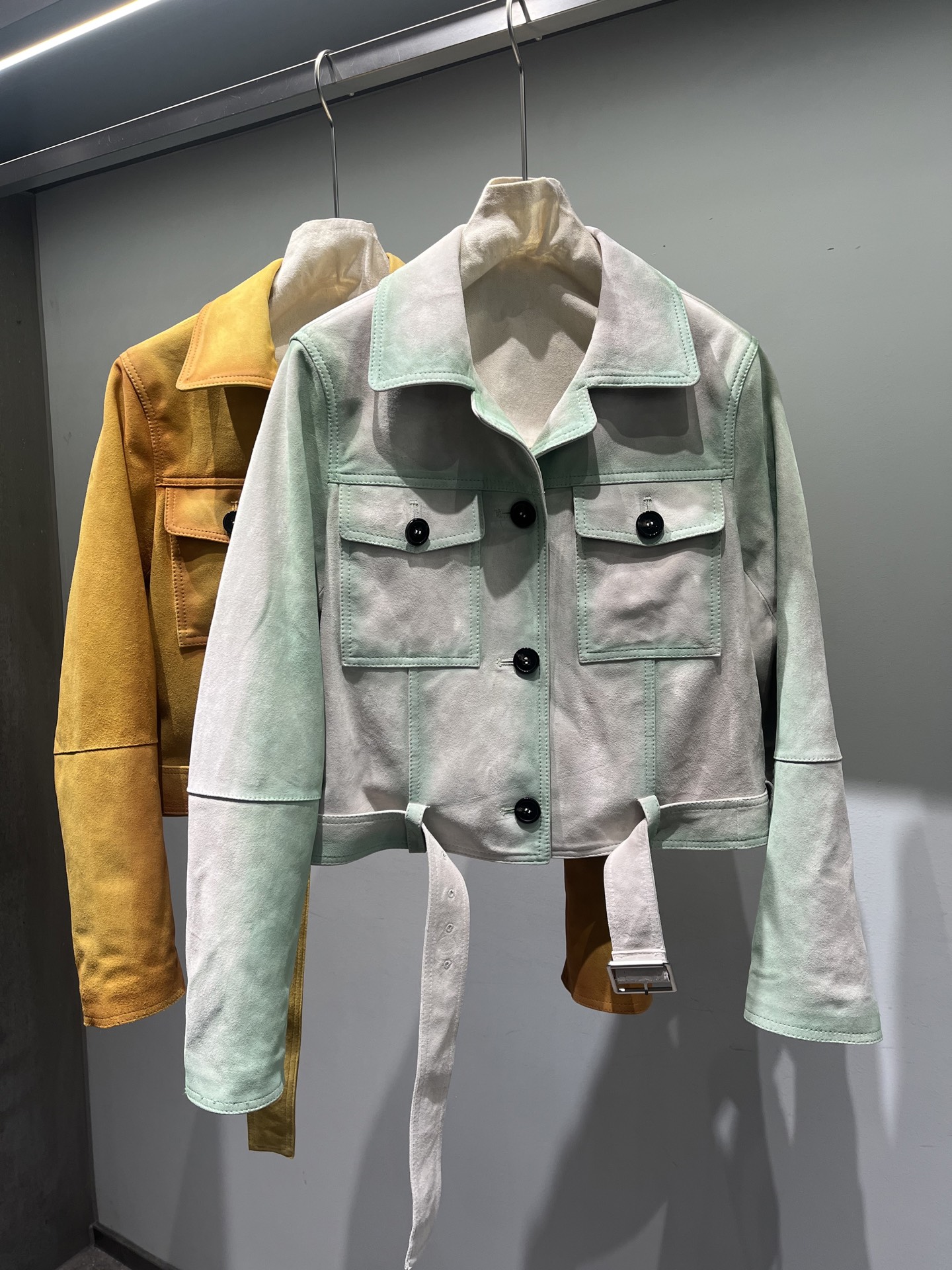 NO:871943,Cashmere leather color spraying process, very special color is very suitable for summer, buttons with logo, leather label with super exquisite logo, Loewe-clothing, loewe,19860909山羊绒面皮喷色工艺,非常特别的颜色很适合夏天,纽扣带logo,皮标压logo超级精致,罗意威-服装,loewe,,Women's clothing