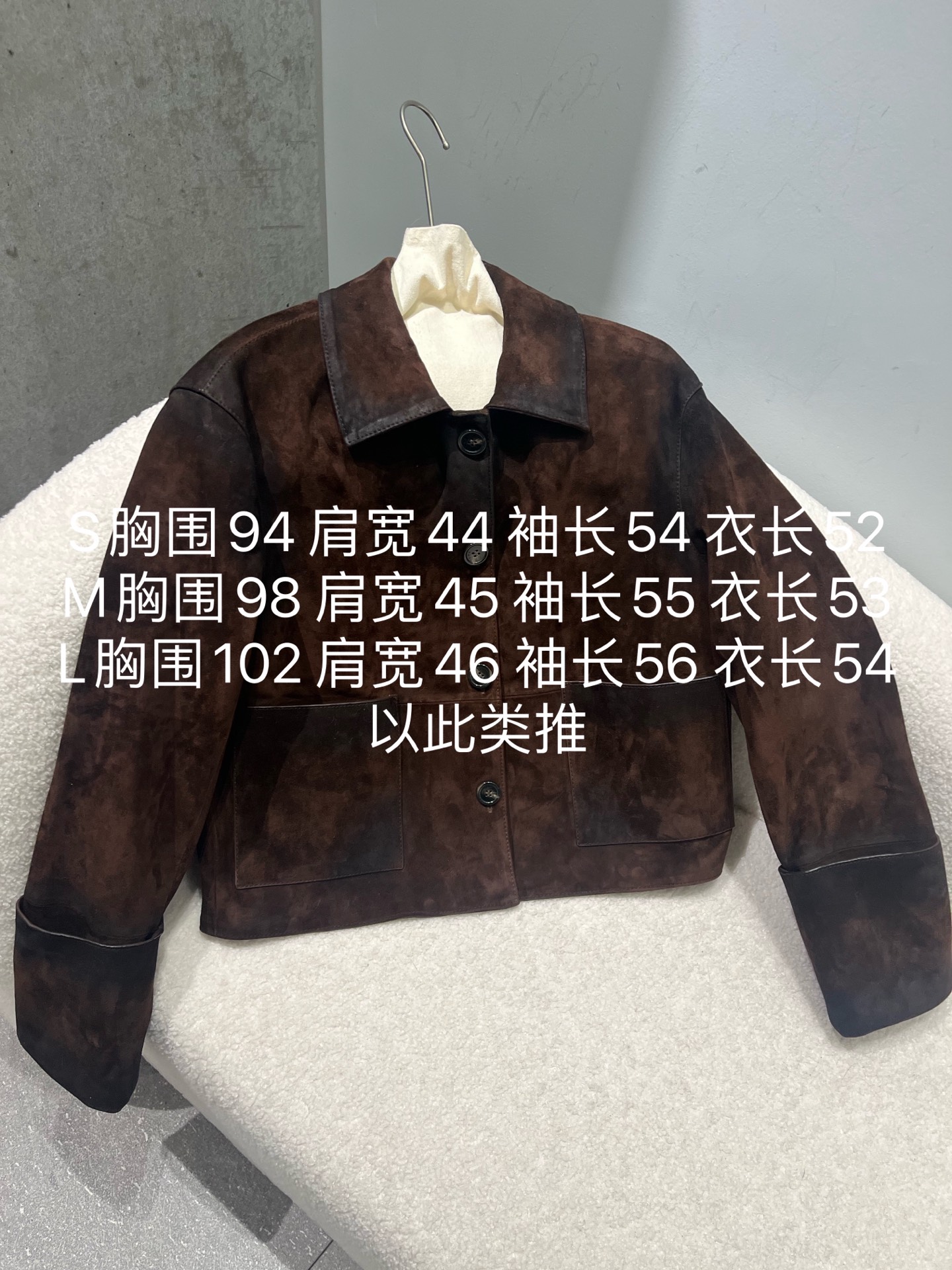 NO:743590,, Loewe's gradient spray-color sheepskin suede jacket, with oil edges on the edges, is very delicate. The color is a bit brighter under the spotlight. Size S-19860909,罗意威渐变喷色羊皮绒面外套,边缘做了油边,非常精致.射灯下颜色偏亮一点 尺寸S- X L,纽扣都是带logo,罗意威-服装,loewe,jackets & coats,sheepskin,,Women's clothing