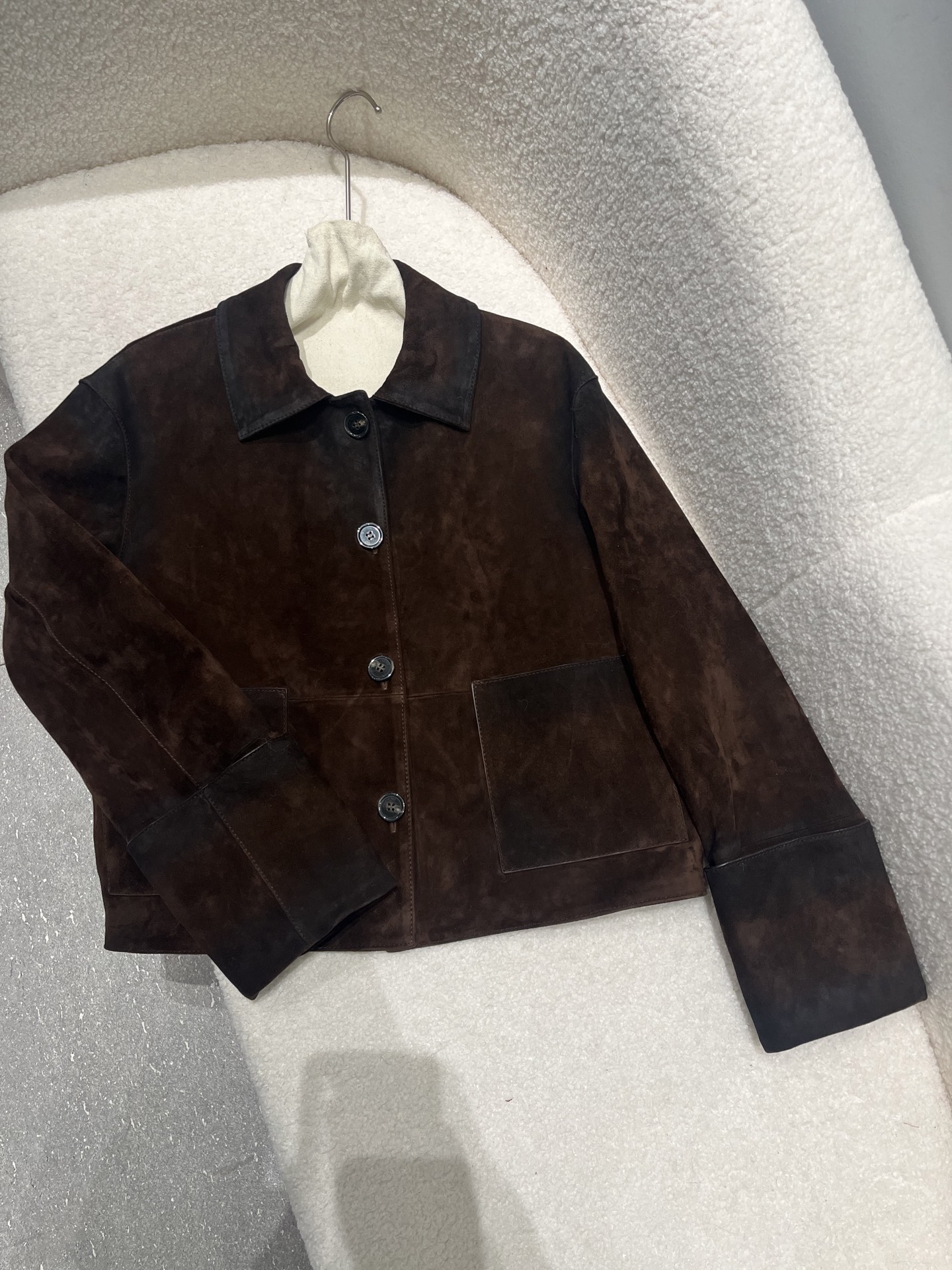 NO:743594,, Loewe's gradient spray-color sheepskin suede jacket, with oil edges on the edges, is very delicate. The color is a bit brighter under the spotlight, Loewe - Clothing, loewe, jackets & coats, sheepskin,19860909,罗意威渐变喷色羊皮绒面外套,边缘做了油边,非常精致.射灯下颜色偏亮一点,罗意威-服装,loewe,jackets & coats,sheepskin,,Women's clothing