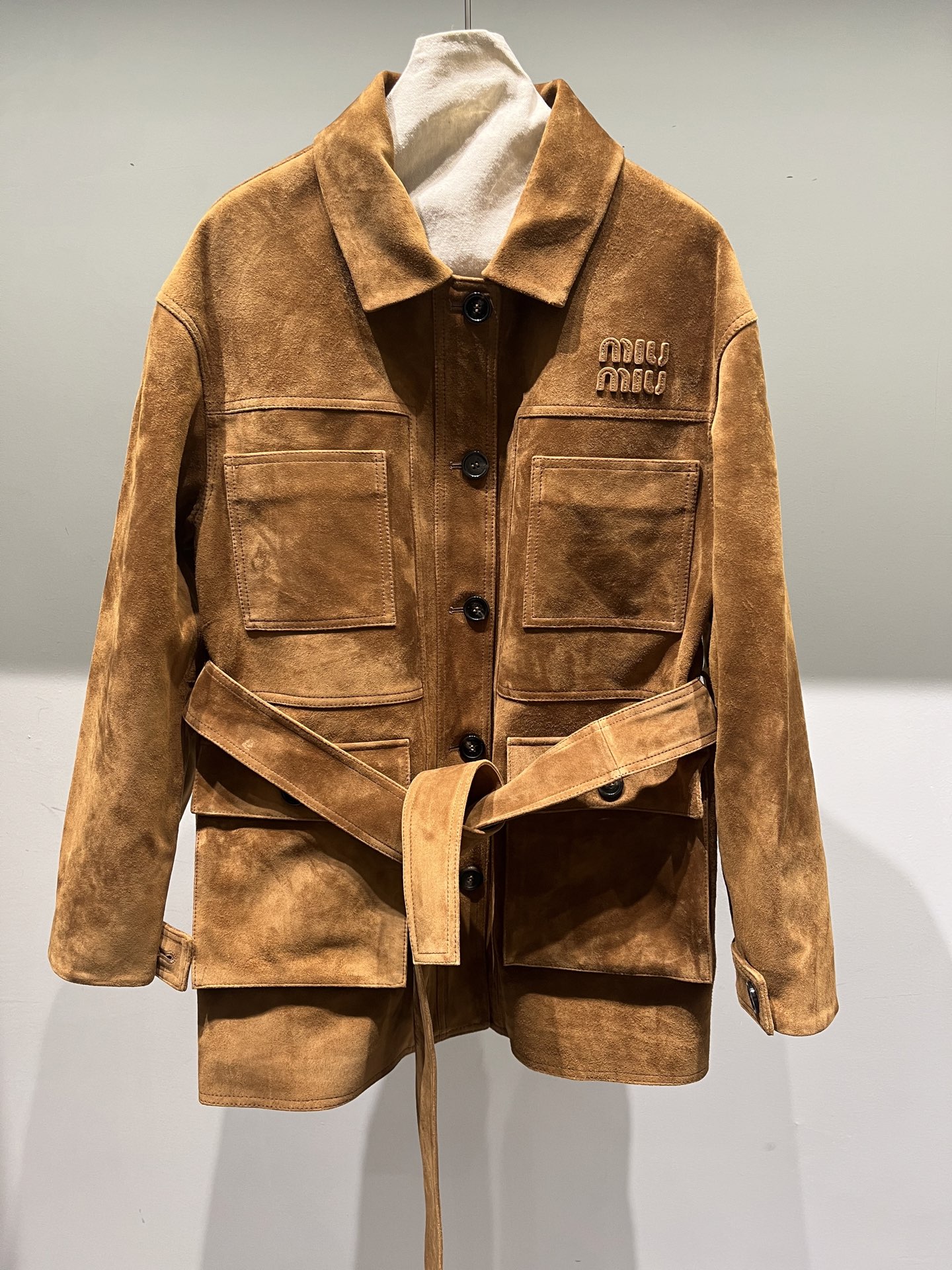 NO:785890,miumiu sheepskin suede windbreaker, three-dimensional letter oil edges, buttons with logo, Miumiu-clothing, miumiu, sheepskin,19860909miumiu羊皮反绒风衣,立体字母油边,纽扣带logo,缪缪-服装,miumiu,sheepskin,,Women's clothing