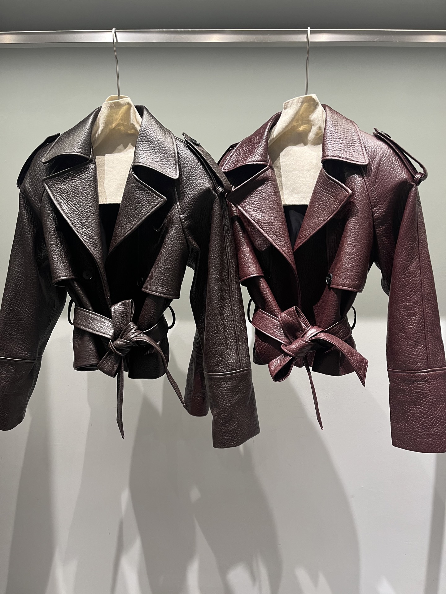 NO:755122,, broad-shouldered sheep leather motorcycle, also available in black, super stylish, buttons can be replaced with Saint Laurent tricolor, women's clothing, saint laurent,19860909,阔肩羊泡皮机车,还有黑色,超有型,扣子可换圣罗兰 三色,女装,saint laurent,,Women's clothing
