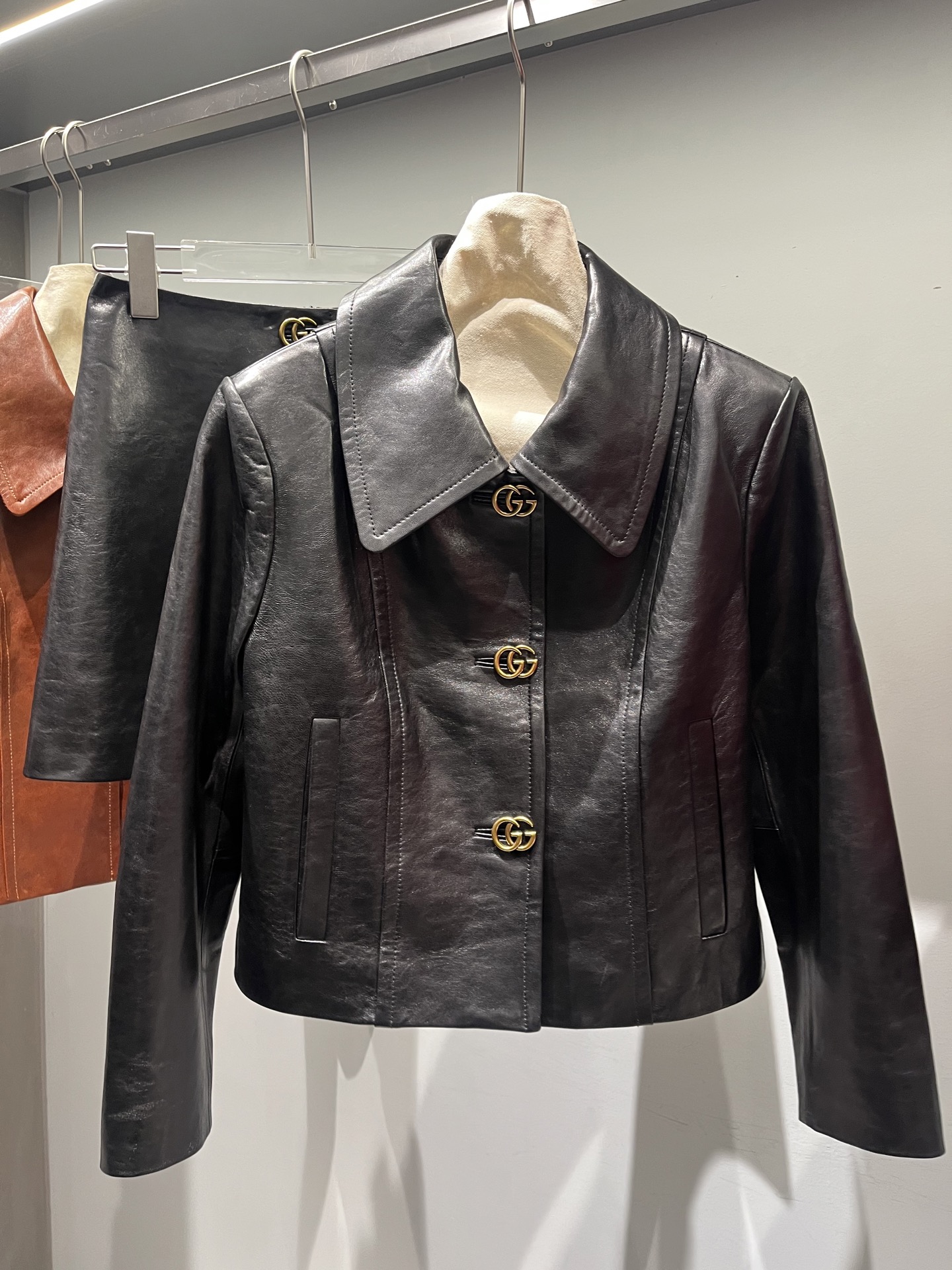 NO:866288,Gucci waxed sheepskin suit, original buttons and lining, slim fit, very delicate, Gucci-clothing, gucci, gucci, sheepskin,19860909Gucci油蜡羊皮套装,原版纽扣和里布,修身版型,非常精致,古驰-服装,gucci,gucci,sheepskin,,Women's clothing