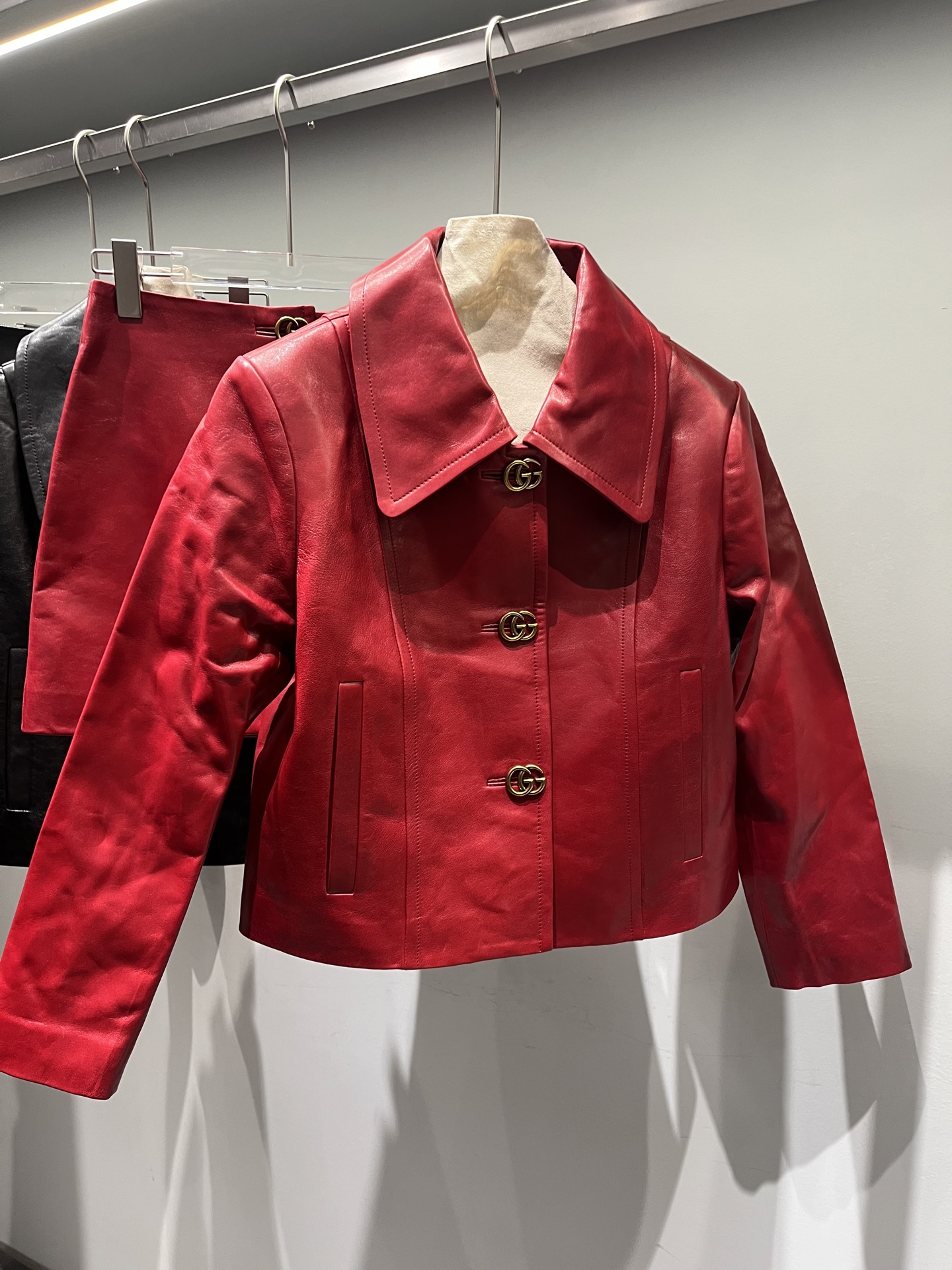 NO:866298,Gucci waxed sheepskin suit, original buttons and lining, slim fit, very delicate waxed sheepskin red, Gucci-clothing,gucci,gucci,sheepskin,19860909Gucci油蜡羊皮套装,原版纽扣和里布,修身版型,非常精致 油蜡羊皮红色,古驰-服装,gucci,gucci,sheepskin,,Women's clothing