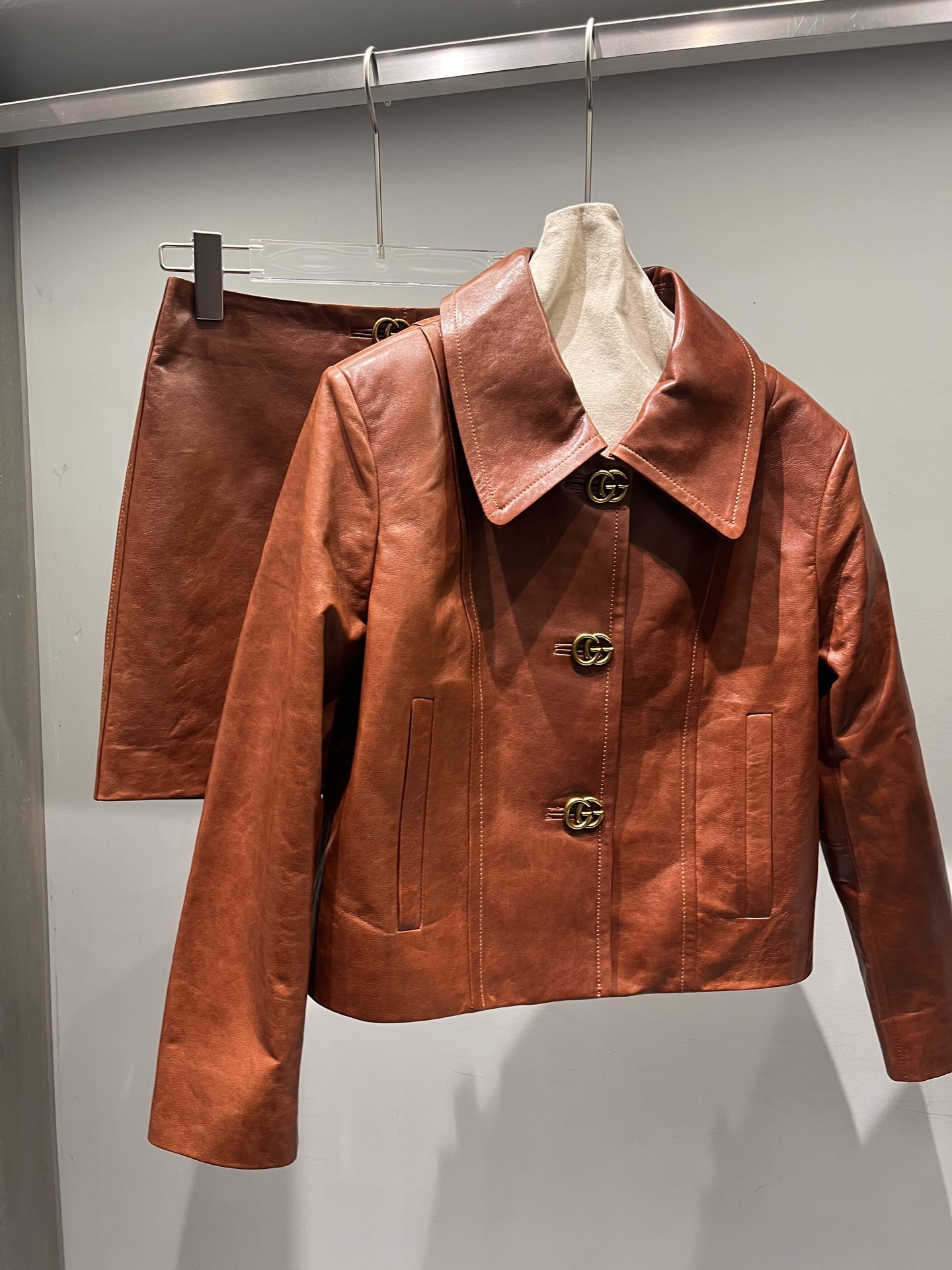 NO:866308,Gucci waxed sheepskin suit, original buttons and lining, slim fit, very delicate. The waxed sheepskin is very textured, Gucci-clothing, gucci, gucci, sheepskin,19860909Gucci油蜡羊皮套装,原版纽扣和里布,修身版型,非常精致 油蜡羊皮非常有质感,古驰-服装,gucci,gucci,sheepskin,,Women's clothing