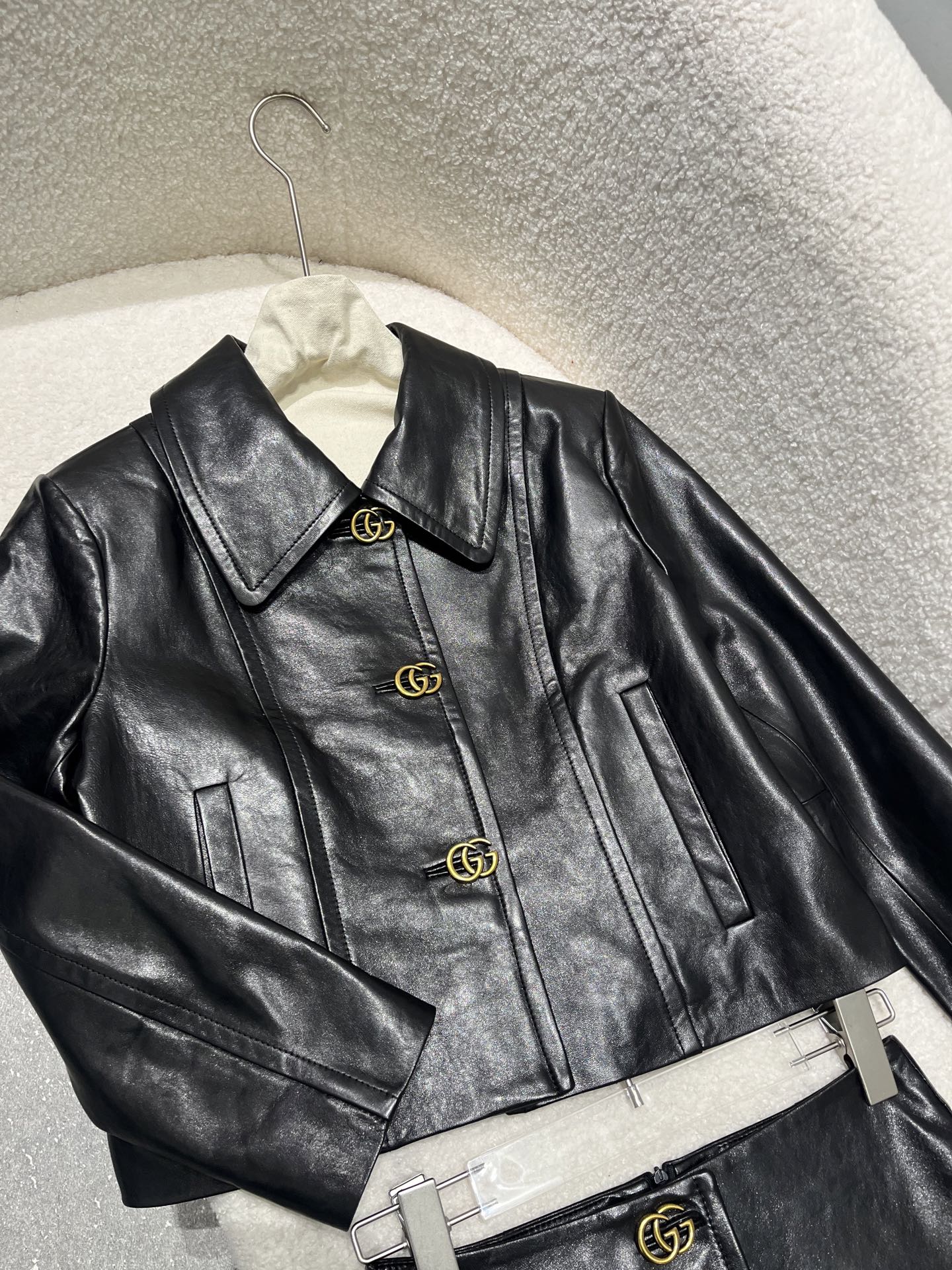 NO:866318,Gucci waxed sheepskin suit, original buttons and lining, slim fit, very delicate, size S- XX L, small to slim fit, Gucci-clothing, gucci, gucci, sheepskin,19860909Gucci油蜡羊皮套装,原版纽扣和里布,修身版型,非常精致 尺寸S- XX L,偏小偏修身版型,古驰-服装,gucci,gucci,sheepskin,,Women's clothing