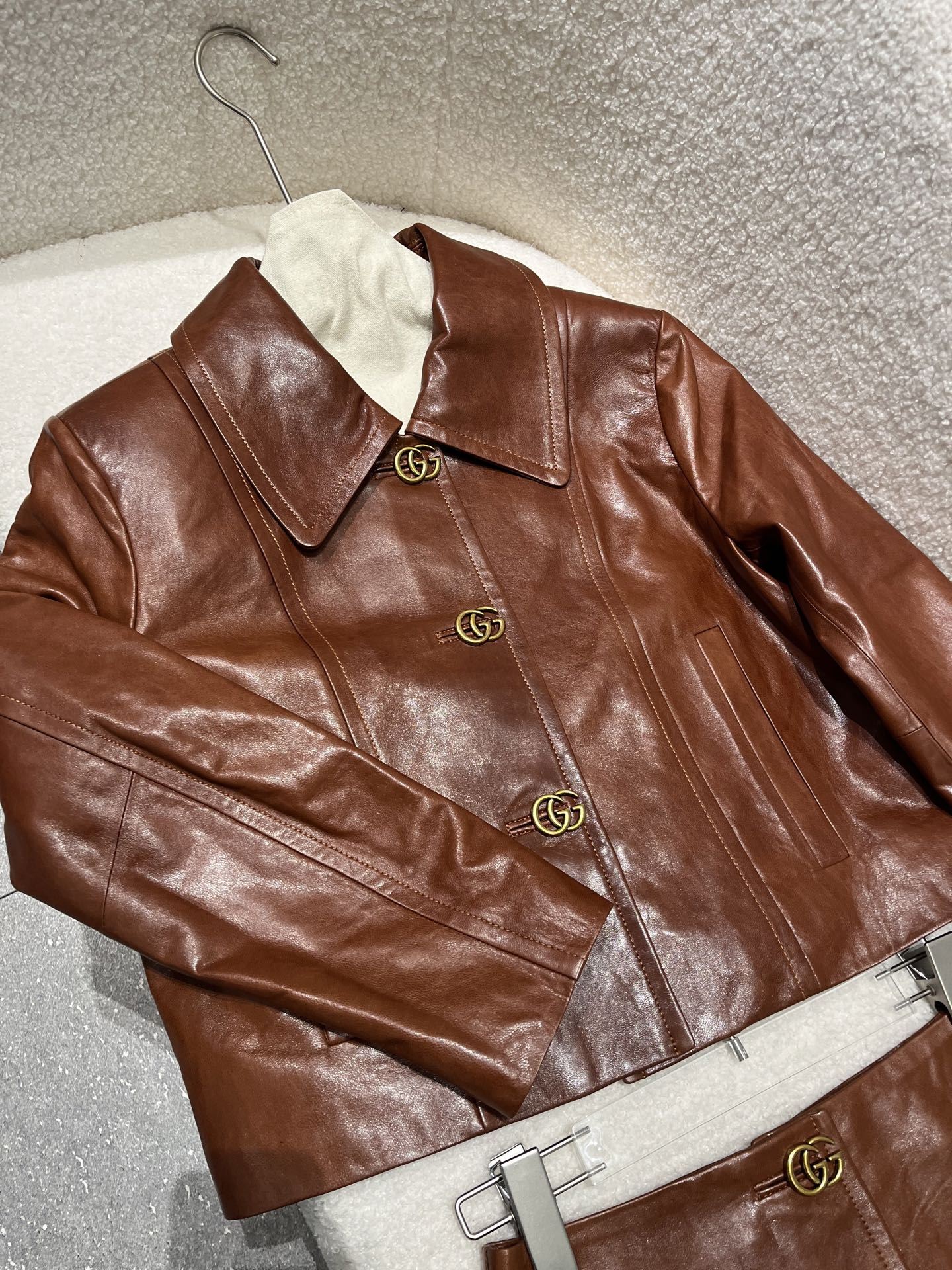 NO:866326,Gucci waxed sheepskin suit, original buttons and lining, slim fit, very delicate. The waxed leather has its own luster, Gucci - Clothing, gucci, gucci, sheepskin,19860909Gucci油蜡羊皮套装,原版纽扣和里布,修身版型,非常精致 油蜡皮自带光泽感,古驰-服装,gucci,gucci,sheepskin,,Women's clothing