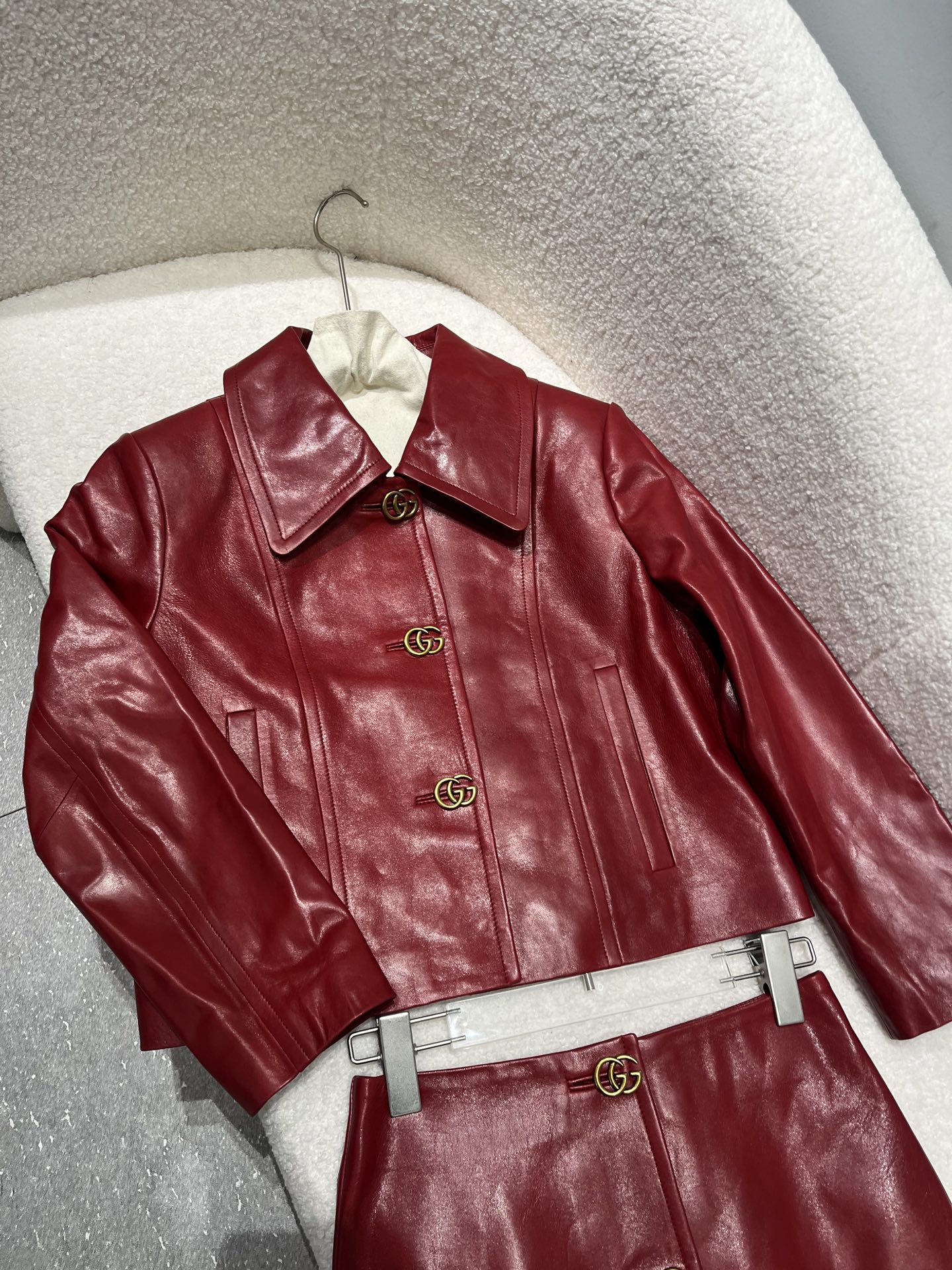 NO:866336,Gucci oil-waxed sheepskin suit, original buttons and lining, slim fit, very delicate. If it is too small, please choose one size up. Gucci-clothing, gucci, gucci, sheepskin,19860909Gucci油蜡羊皮套装,原版纽扣和里布,修身版型,非常精致 偏小建议选大一码,古驰-服装,gucci,gucci,sheepskin,,Women's clothing