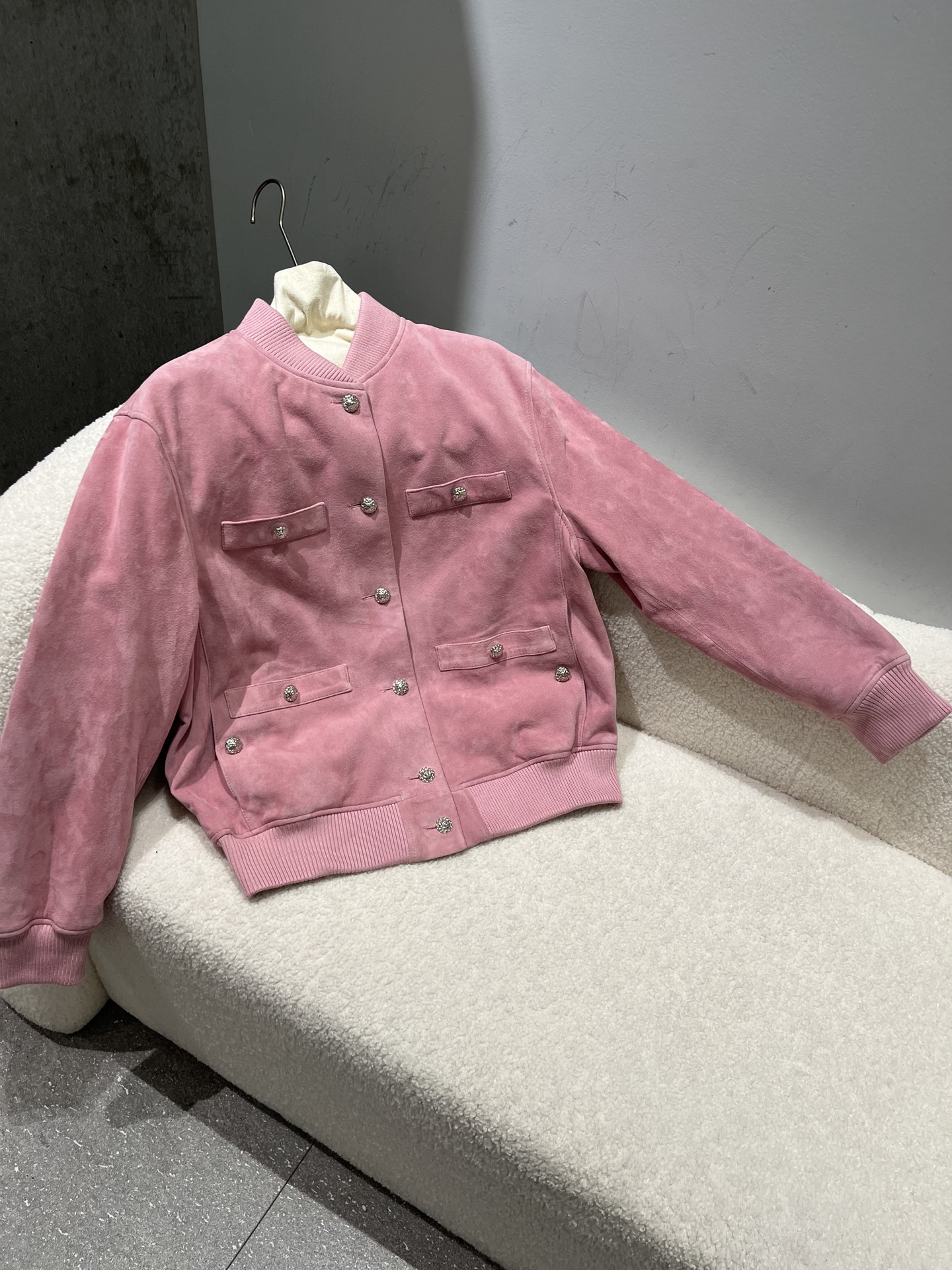 NO:944923,,Chanel suede sheepskin jacket, soft and comfortable, super youthful color, size S-XL, loose fit, Chanel-clothing,chanel,jackets & coats,sheepskin,19860909,香奈儿绒面羊皮夹克,柔软舒服,超显年轻的颜色 尺寸S- Xl码,宽松版型,香奈儿-服装,chanel,jackets & coats,sheepskin,,Women's clothing