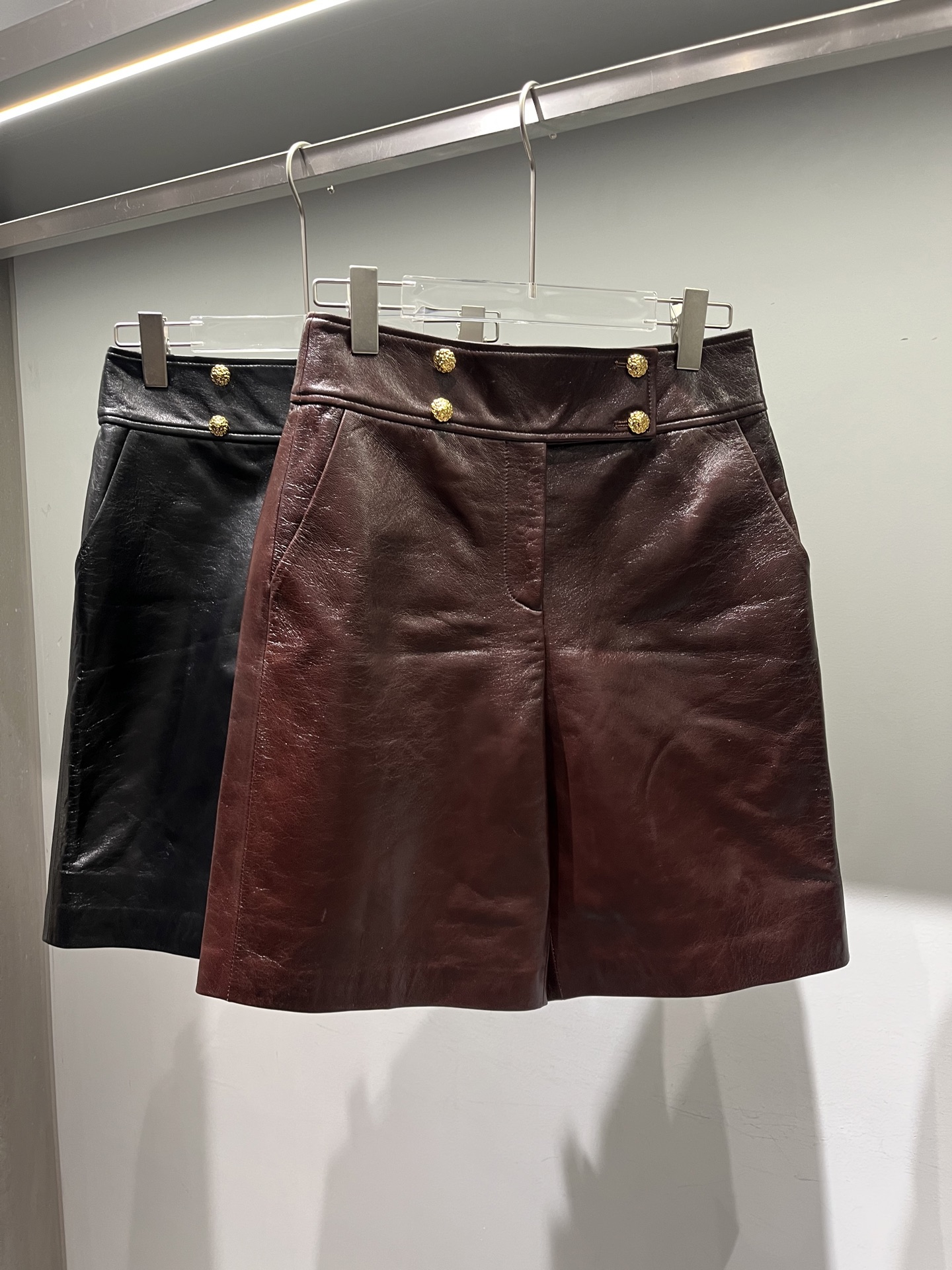 NO:944932,, waxed sheepskin trousers are very textured, with logo on the lining, elegant and versatile, Chanel-clothing, chanel, sheepskin,19860909,油蜡羊皮中裤非常有质感,里布带logo,大气百搭,香奈儿-服装,chanel,sheepskin,,Women's clothing