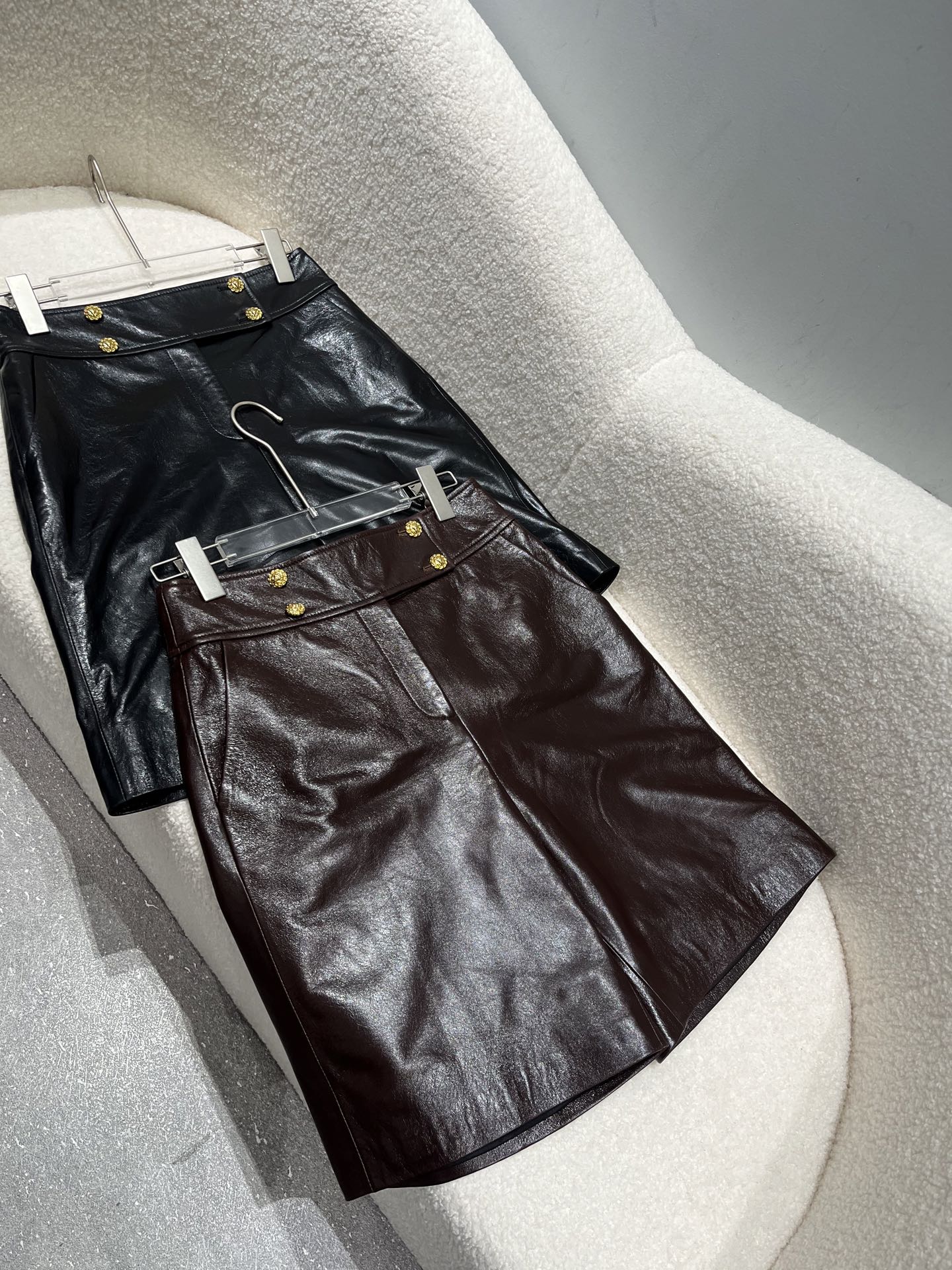 NO:944942,, waxed sheepskin trousers are very textured, with logo on the lining, elegant and versatile, sizes S-XL, very textured trousers, Chanel-clothing, chanel, sheepskin,19860909,油蜡羊皮中裤非常有质感,里布带logo,大气百搭 尺寸S- Xl码,非常有质感的裤子,香奈儿-服装,chanel,sheepskin,,Women's clothing