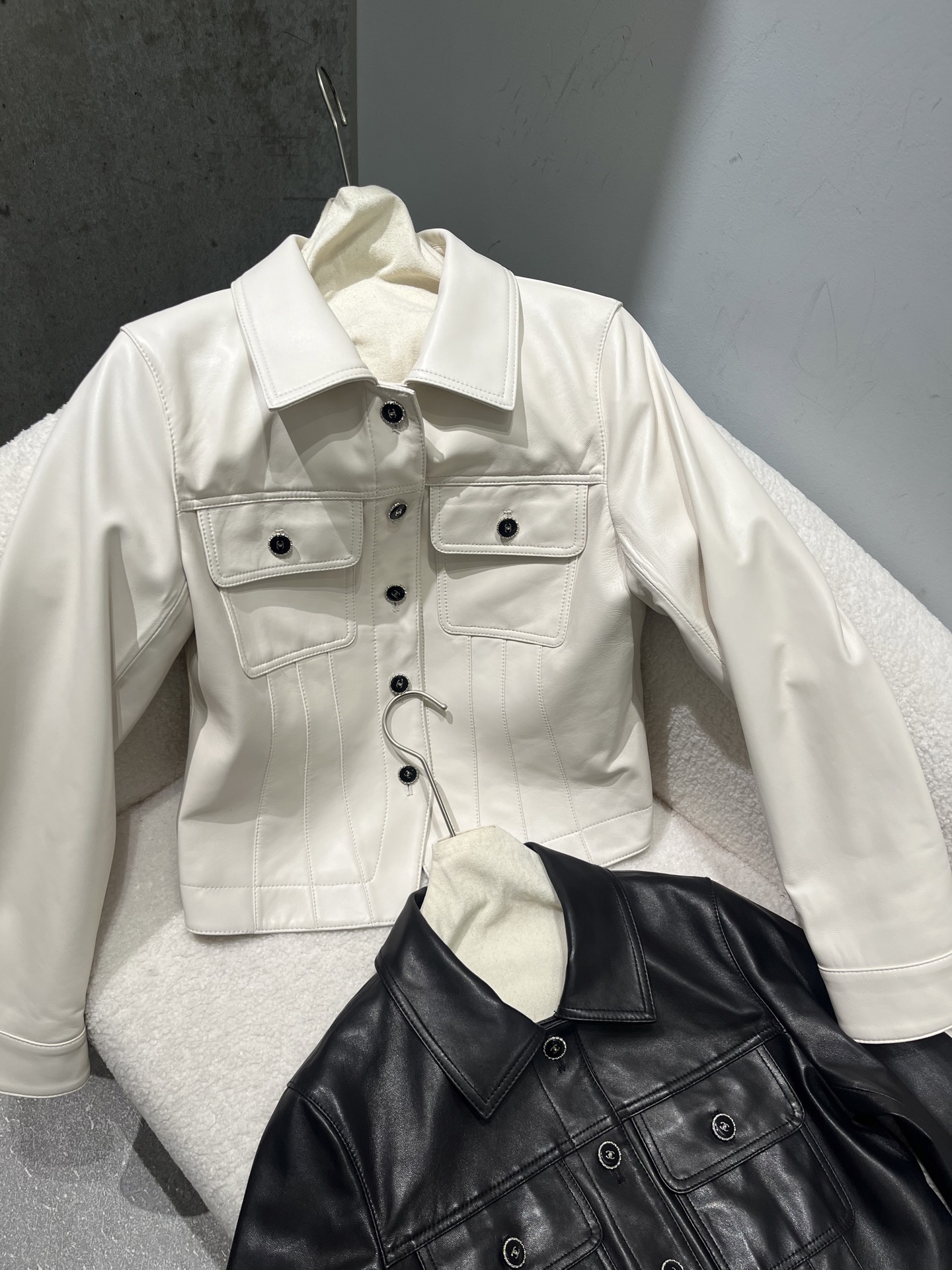 NO:944966,,Chanel sheepskin jacket has a slim fit and is super slim, original button lining with logo, size S-19860909,香奈儿羊皮外套修身版型超级显瘦,原版钮扣里布带logo 尺寸S- Xxl,修身精致版型羊皮外套,香奈儿-服装,chanel,jackets & coats,sheepskin,,Women's clothing