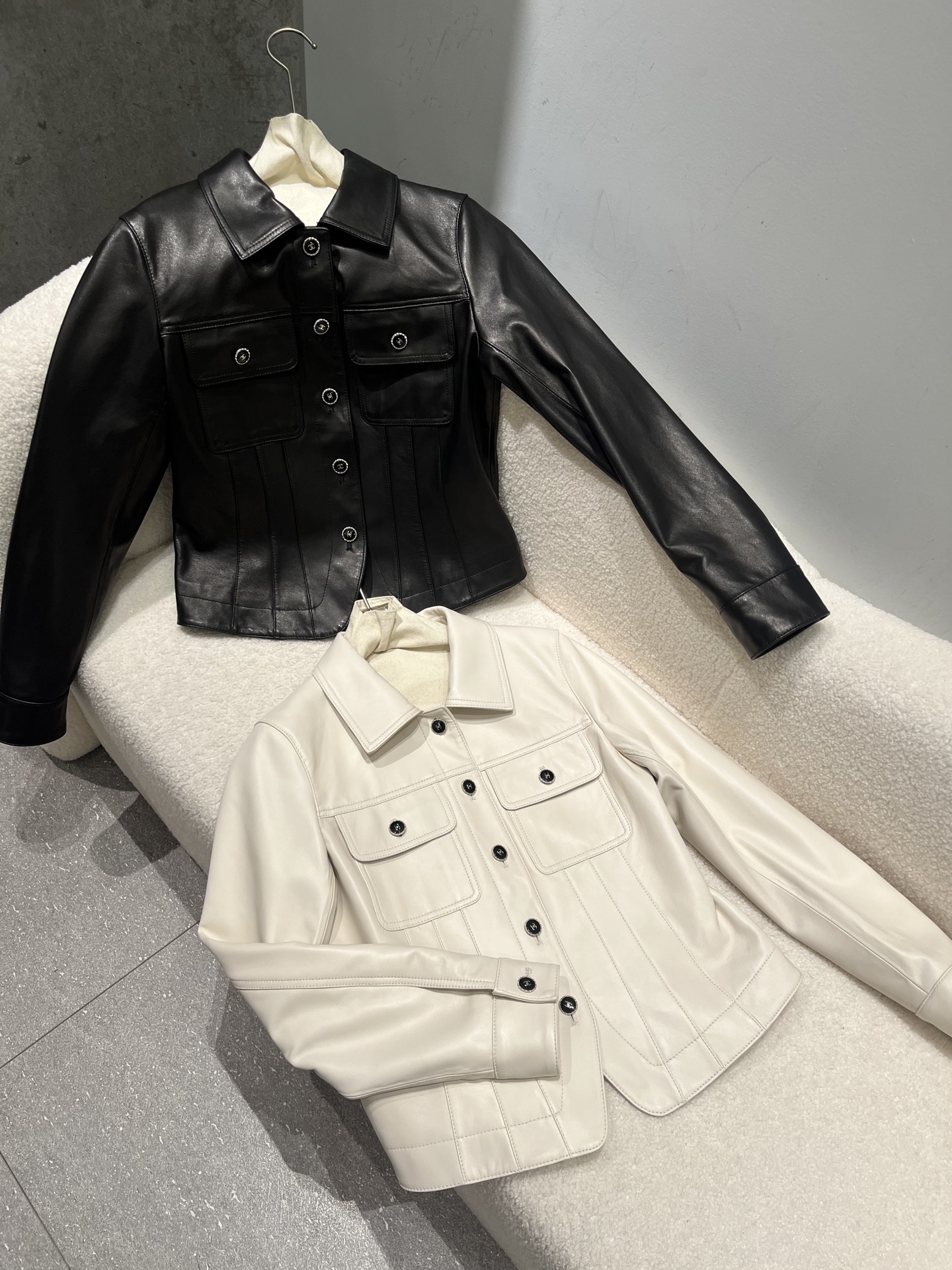 NO:944958,,Chanel sheepskin jacket has a slim fit and is super slim, original button lining with logo, classic black and white, Chanel-clothing,chanel,jackets & coats,sheepskin,19860909,香奈儿羊皮外套修身版型超级显瘦,原版钮扣里布带logo 经典黑白两色,香奈儿-服装,chanel,jackets & coats,sheepskin,,Women's clothing