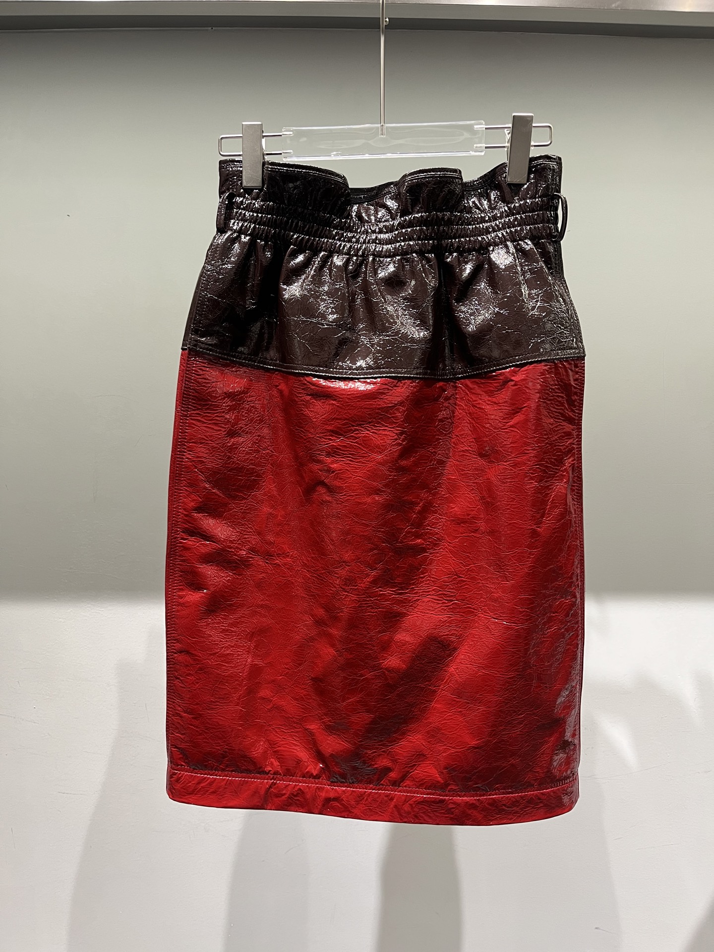 NO:950443,, saint laurent waxed sheepskin bud skirt, original lining, very textured, the brown color is a bit bright under the spotlights, color matching is also available, sheep patent leather material, saint laurent-clothing, saint laurent, skirts, sheepskin,19860909,圣罗兰油蜡羊皮花苞裙,原版里布,非常有质感,射灯下咖色有点偏偏亮了 拼色也有,羊漆皮材质,圣罗兰-服装,saint laurent,skirts,sheepskin,,Women's clothing