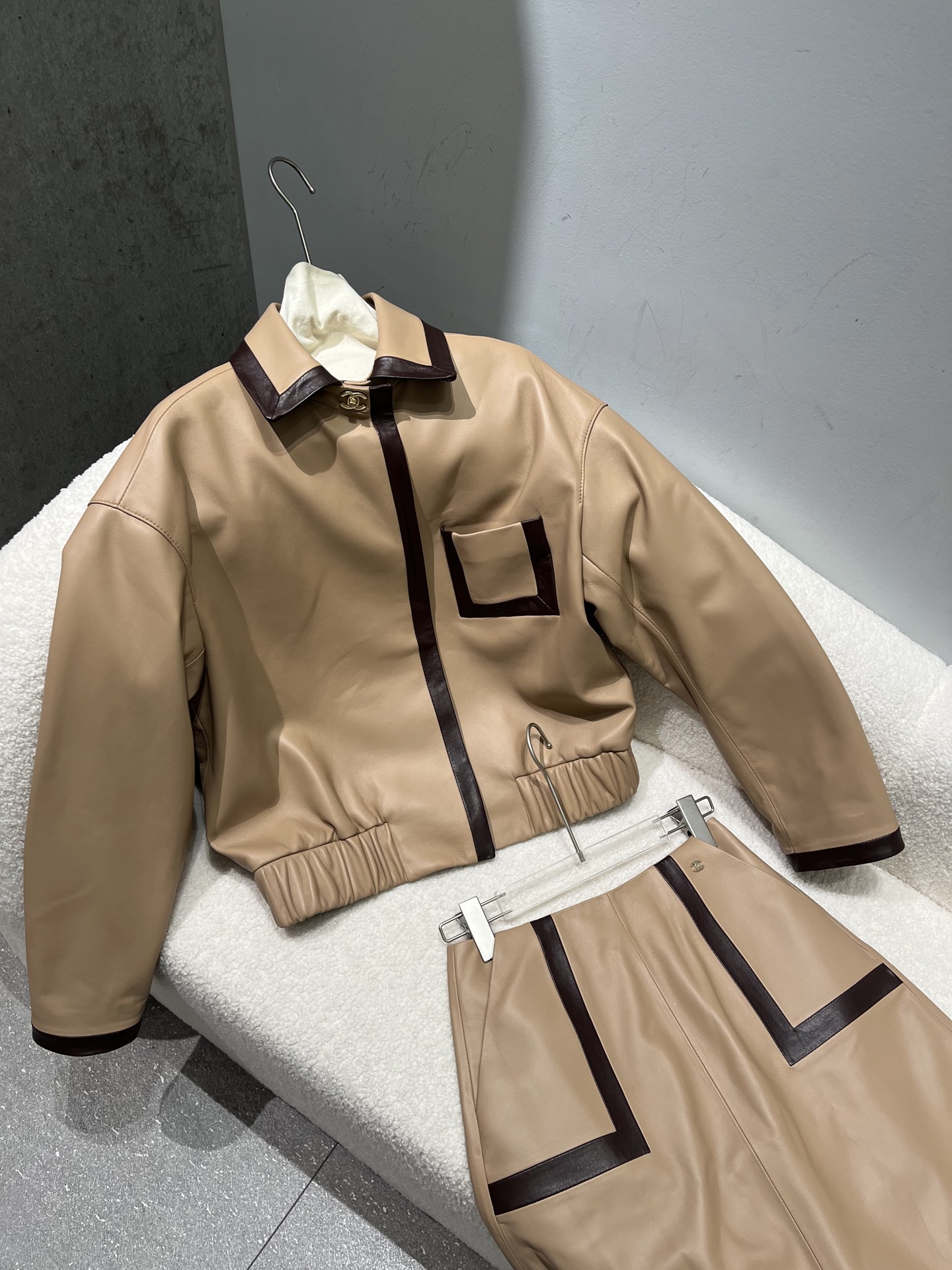 NO:944888,Jacket and skirt 530, Chanel sheepskin suit is soft and comfortable, original hardware, lining with logo, Chanel-clothing, chanel, skirts, jackets & coats, sheepskin,19860909外套裙子530,香奈儿羊皮套装柔软舒服,原版五金,里布带logo,香奈儿-服装,chanel,skirts,jackets & coats,sheepskin,,Women's clothing