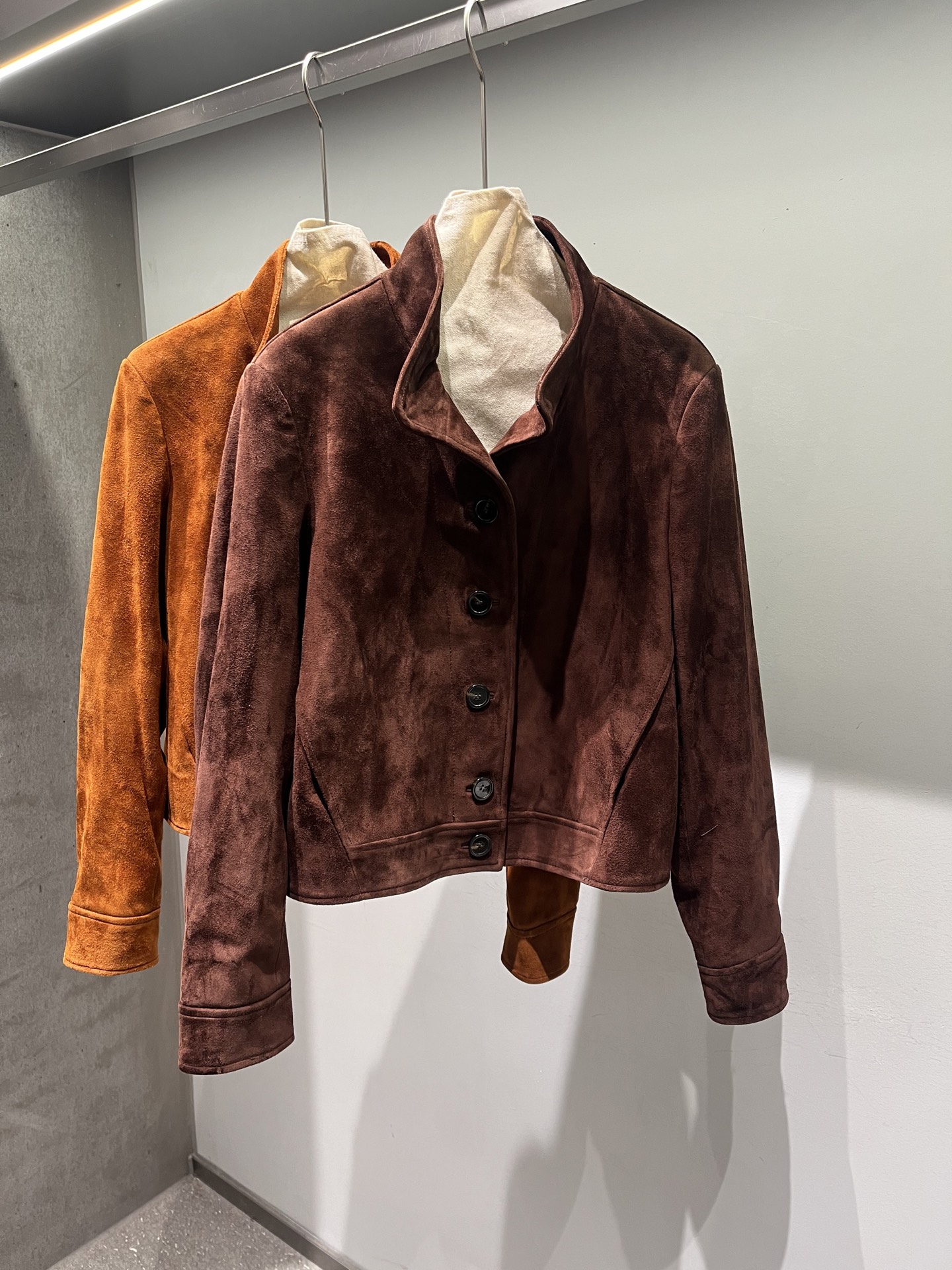NO:945358,,L P imported sheepskin suede jacket, simple old-fashioned style, the collar can be turned up and down, the buttons can be equipped with logo, women's clothing, jackets & coats, sheepskin,19860909,L P进口羊皮绒面外套,简约老前风,领子可立可翻,扣子可以配带logo的,女装,jackets & coats,sheepskin,,Women's clothing