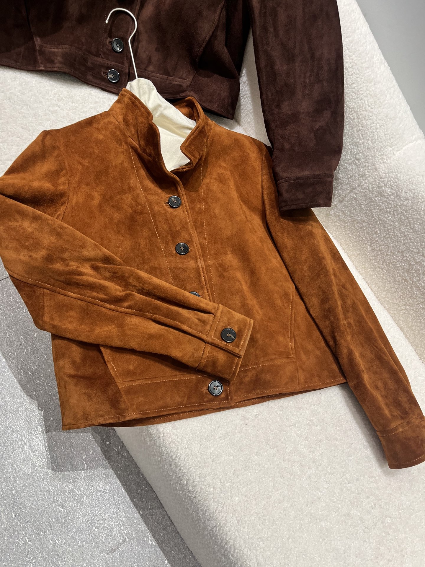NO:945370,,L P imported sheepskin suede jacket, simple old-fashioned style, the collar can be turned up and down, the buttons can be equipped with logo, sizes S-XL, simple and versatile, women's clothing, jackets & coats, sheepskin,19860909,L P进口羊皮绒面外套,简约老前风,领子可立可翻,扣子可以配带logo的 尺寸S- Xl码,简约百搭,女装,jackets & coats,sheepskin,,Women's clothing