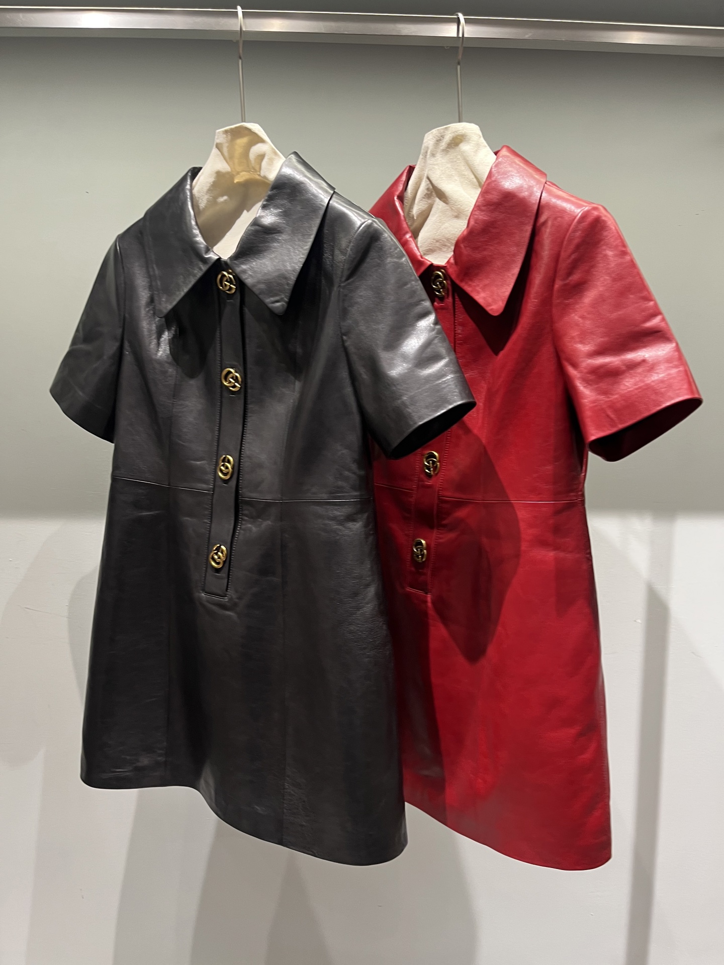 NO:945409,Short sleeves, waxed sheepskin dress original buttons and hardware, there will be tiny traces on the waxed leather surface similar to nail scratches, normal phenomenon, Gucci-clothing, gucci, skirts, T-shirt, sheepskin,19860909短袖,油蜡羊皮连衣裙原版钮扣和五金,油蜡皮表面会有微小类似指甲划痕一样的痕迹,正常现象,古驰-服装,gucci,skirts,T-shirt,sheepskin,,Women's clothing