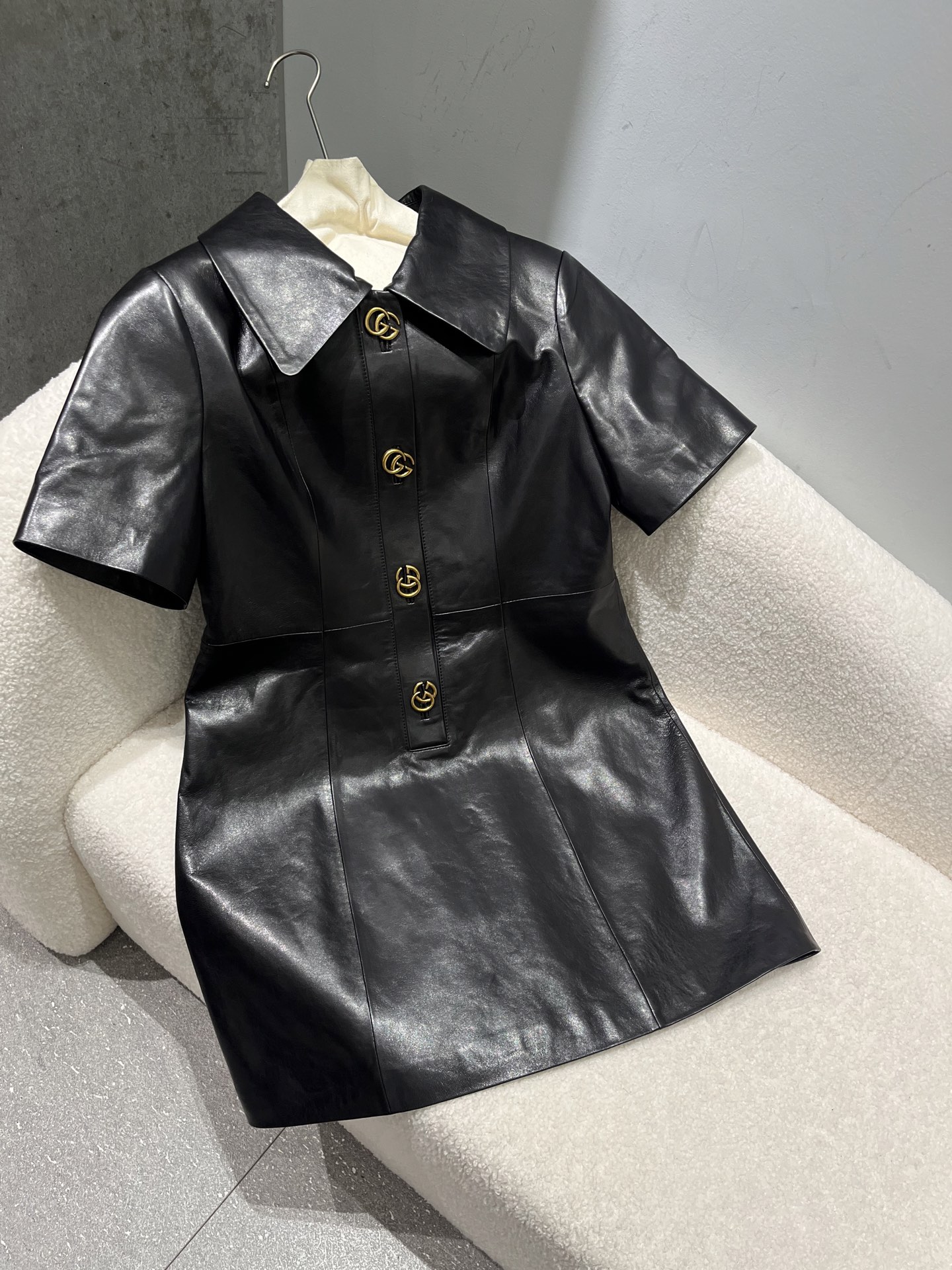 NO:945421,Short sleeves, waxed sheepskin dress original buttons and hardware, there will be tiny traces on the waxed leather surface similar to nail scratches, normal phenomenon S- Xxl size, slim fit, Gucci-clothing, gucci, skirts, T-shirt, sheepskin,19860909短袖,油蜡羊皮连衣裙原版钮扣和五金,油蜡皮表面会有微小类似指甲划痕一样的痕迹,正常现象 S- Xxl码,修身版型,古驰-服装,gucci,skirts,T-shirt,sheepskin,,Women's clothing