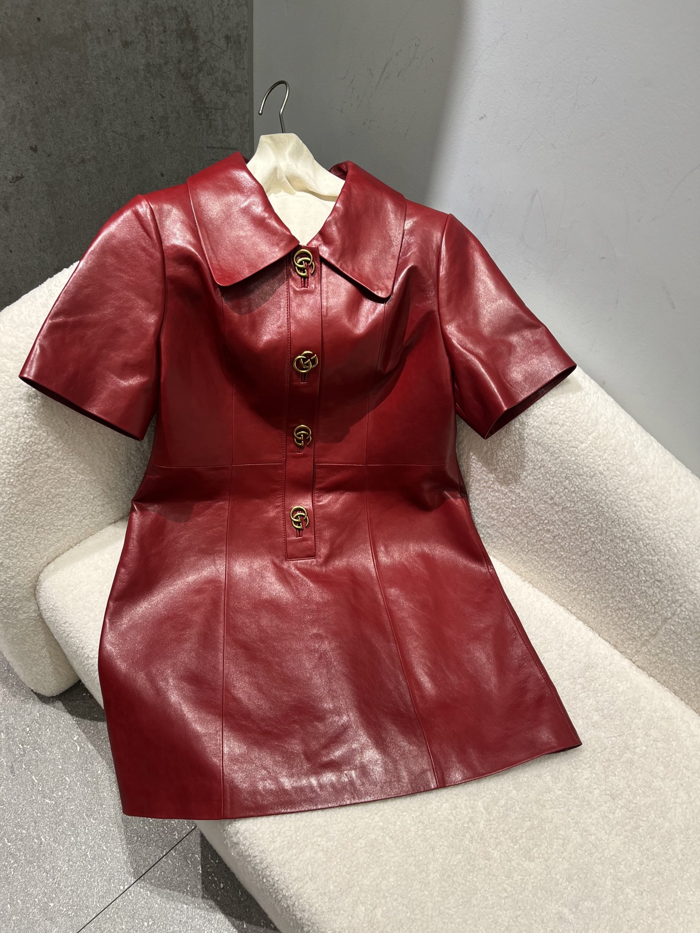 NO:945327,Short sleeves, waxed sheepskin dress with original buttons and hardware. There will be tiny traces on the surface of the waxed leather, similar to nail scratches. This is normal. Size S-19860909短袖,油蜡羊皮连衣裙原版钮扣和五金,油蜡皮表面会有微小类似指甲划痕一样的痕迹,正常现象 尺寸S- Xxl 修身小版,古驰-服装,gucci,skirts,T-shirt,sheepskin,,Women's clothing