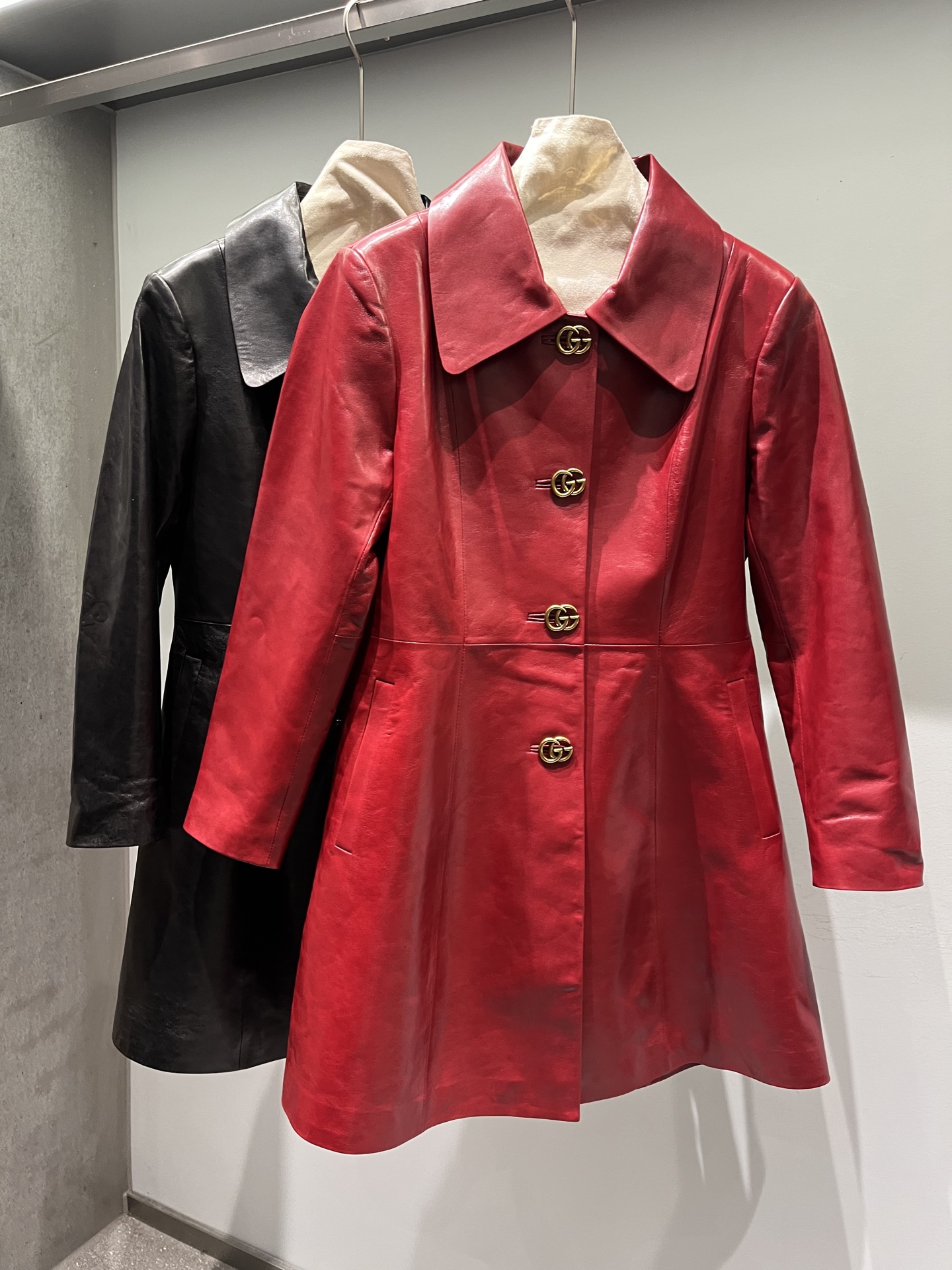 NO:945388,Long-sleeved version, original buttons and hardware for the waxed sheepskin dress. There will be tiny traces on the surface of the waxed leather, similar to fingernail scratches. This is normal. Gucci - Clothing, gucci, skirts, sheepskin,19860909长袖版,油蜡羊皮连衣裙原版钮扣和五金,油蜡皮表面会有微小类似指甲划痕一样的痕迹,正常现象,古驰-服装,gucci,skirts,sheepskin,,Women's clothing