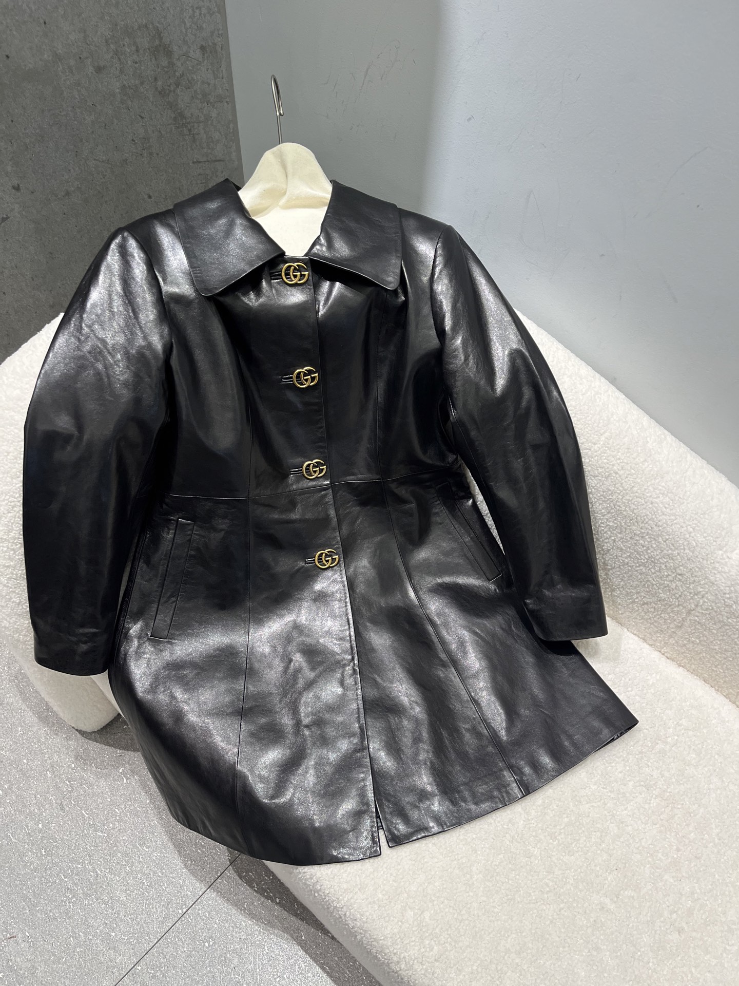 NO:945399,, Gucci waxed sheepskin dress, original buttons and lining, there will be tiny traces on the waxed leather surface similar to nail scratches, which is normal. Size S- Xxl, slim fit, Gucci - Clothing, gucci, skirts, sheepskin,19860909,古奇油蜡羊皮连衣裙,原版钮扣和里布,油蜡皮表面会有微小类似指甲划痕一样的痕迹,属于正常现象 尺寸S- Xxl码,偏修身版型,古驰-服装,gucci,skirts,sheepskin,,Women's clothing