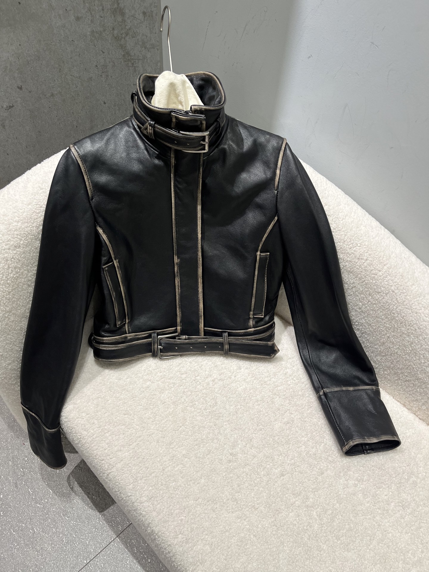 NO:945494,,retro rubbed cowhide leather motorcycle jacket, slim fit, super cool tough style, size S-19860909,复古擦色牛皮机车夹克,修身版型,超酷硬朗风格 尺寸S- Xl,修身短款,复古手工擦色,非常酷,普拉达-服装,prada,jackets & coats,cowhide,,Women's clothing