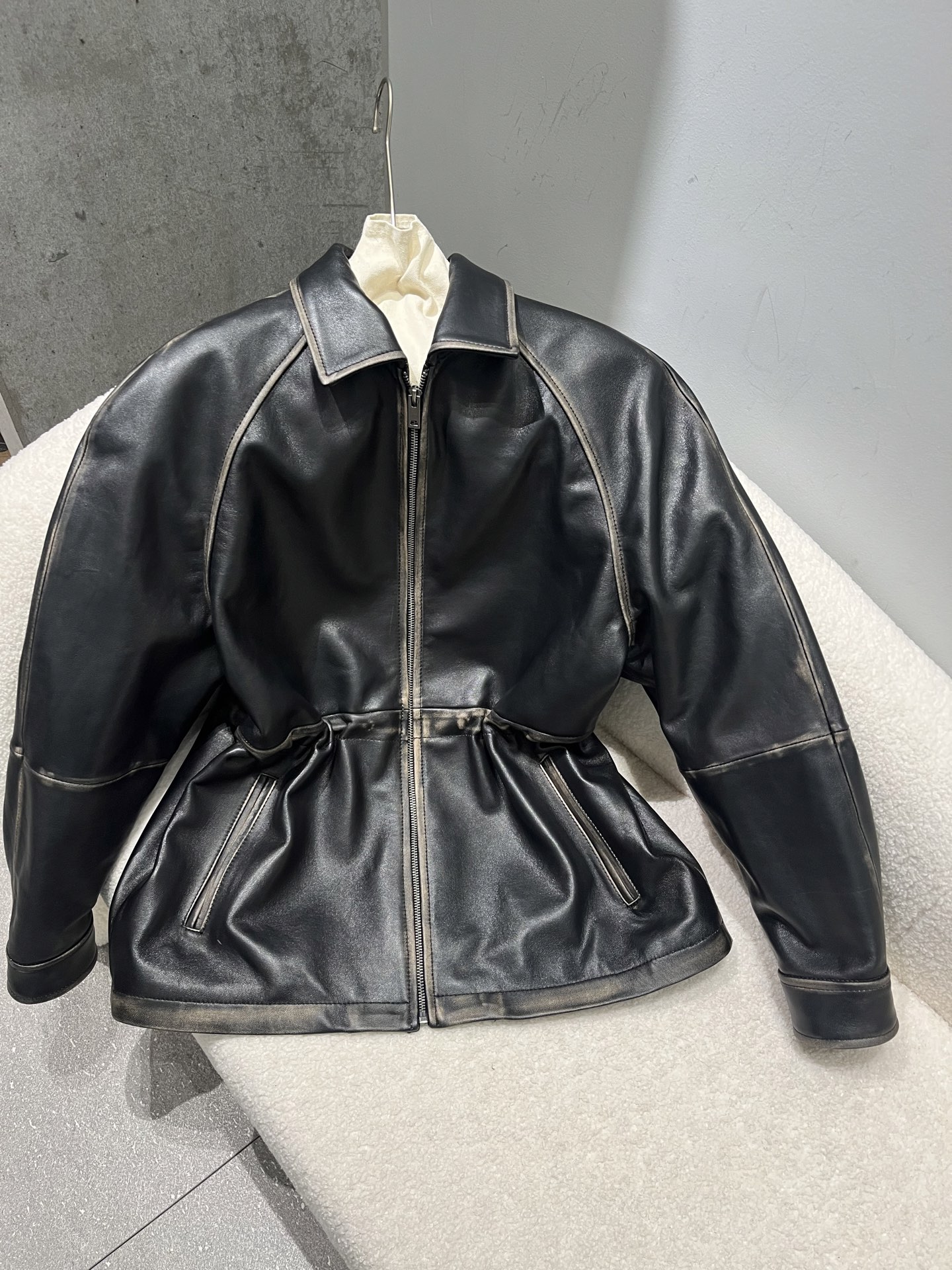 NO:945520,, Hand-rubbed cowhide wide version jacket, with drawstring to cinch the waist, ins foreign trade style tough and cool, size S-19860909,手工擦色牛皮阔版外套,有抽绳可以收腰,ins款外贸风格硬朗酷感 尺寸S- Xl码,宽松版型,晚点补尺寸,普拉达-服装,prada,jackets & coats,cowhide,,Women's clothing