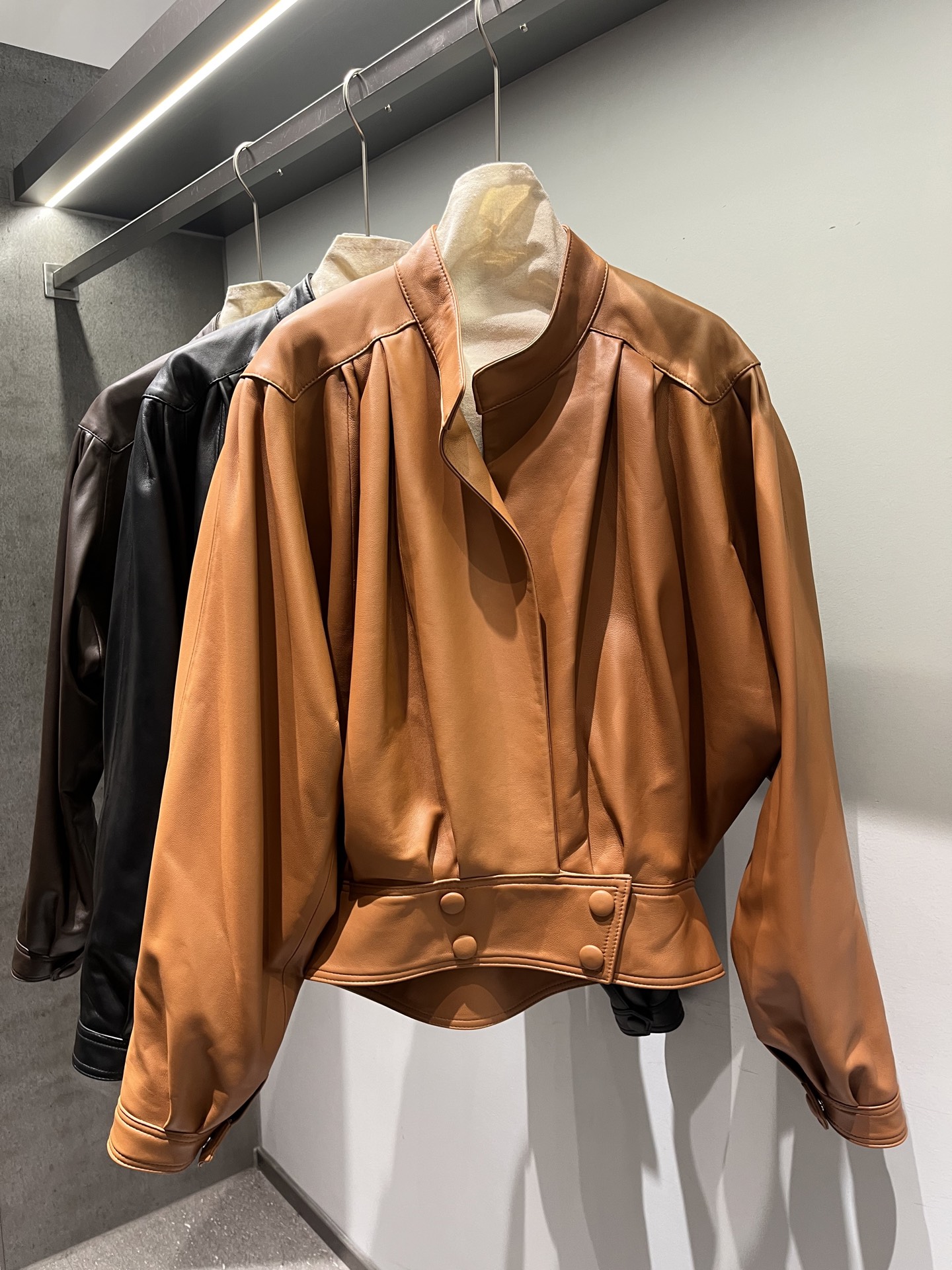 NO:945535,,Original proof. Sheepskin wide jacket, pleated design, large size and full of materials, women's clothing, jackets & coats, sheepskin,19860909,原版打样.绵羊皮阔版外套,褶皱设计,版型很大用料十足,女装,jackets & coats,sheepskin,,Women's clothing