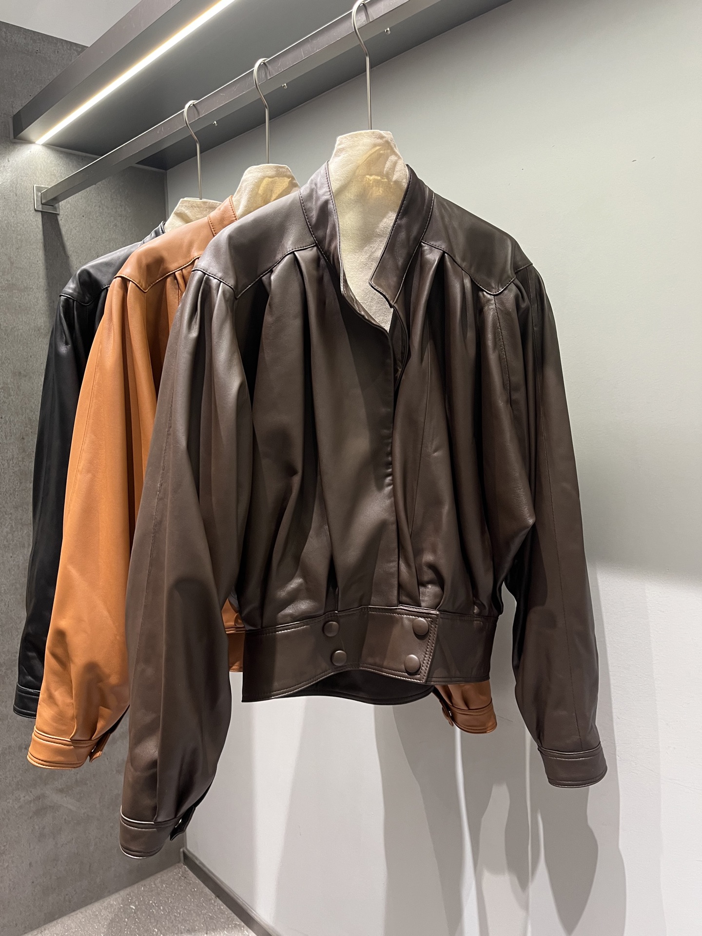 NO:945547,, the whole sheepskin dress is made of a lot of material, original version, women's clothing, sheepskin,19860909,绵羊皮整个衣服拉开是用料很足的,原版版型,女装,sheepskin,,Women's clothing
