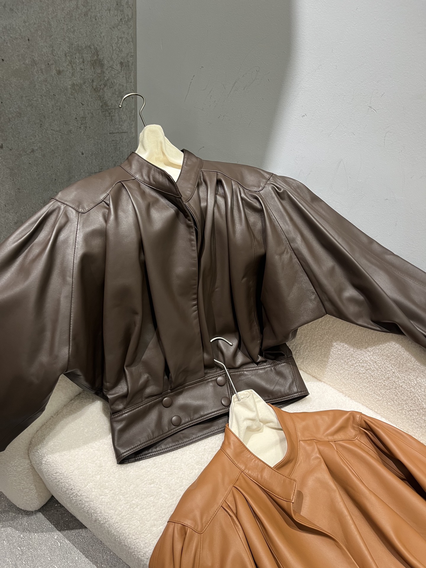 NO:945560,,Original proof. Sheepskin wide version jacket, pleated design, large size and full of materials Sml,women's clothing,jackets & coats,sheepskin,19860909,原版打样.绵羊皮阔版外套,褶皱设计,版型很大用料十足 Sml,女装,jackets & coats,sheepskin,,Women's clothing