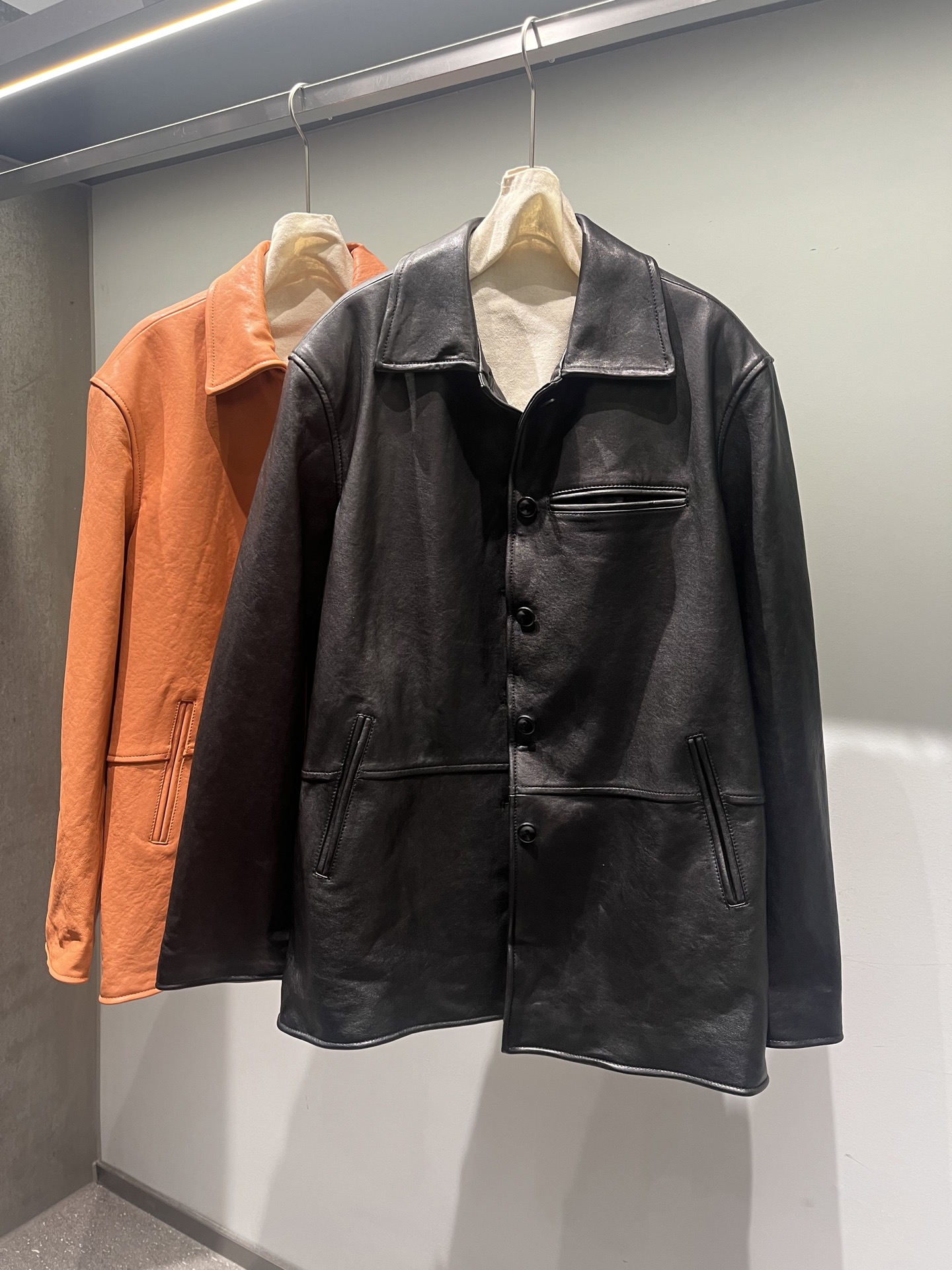 NO:945886,, 2-color thick vegetable-tanned sheepskin has a strong silhouette, the placket and hem can be pinched at will, loose and large version, women's clothing, sheepskin,19860909,2色厚实的植鞣羊皮轮廓感很强,门襟和下摆可以随意捏皱,宽松大版型,女装,sheepskin,,Women's clothing