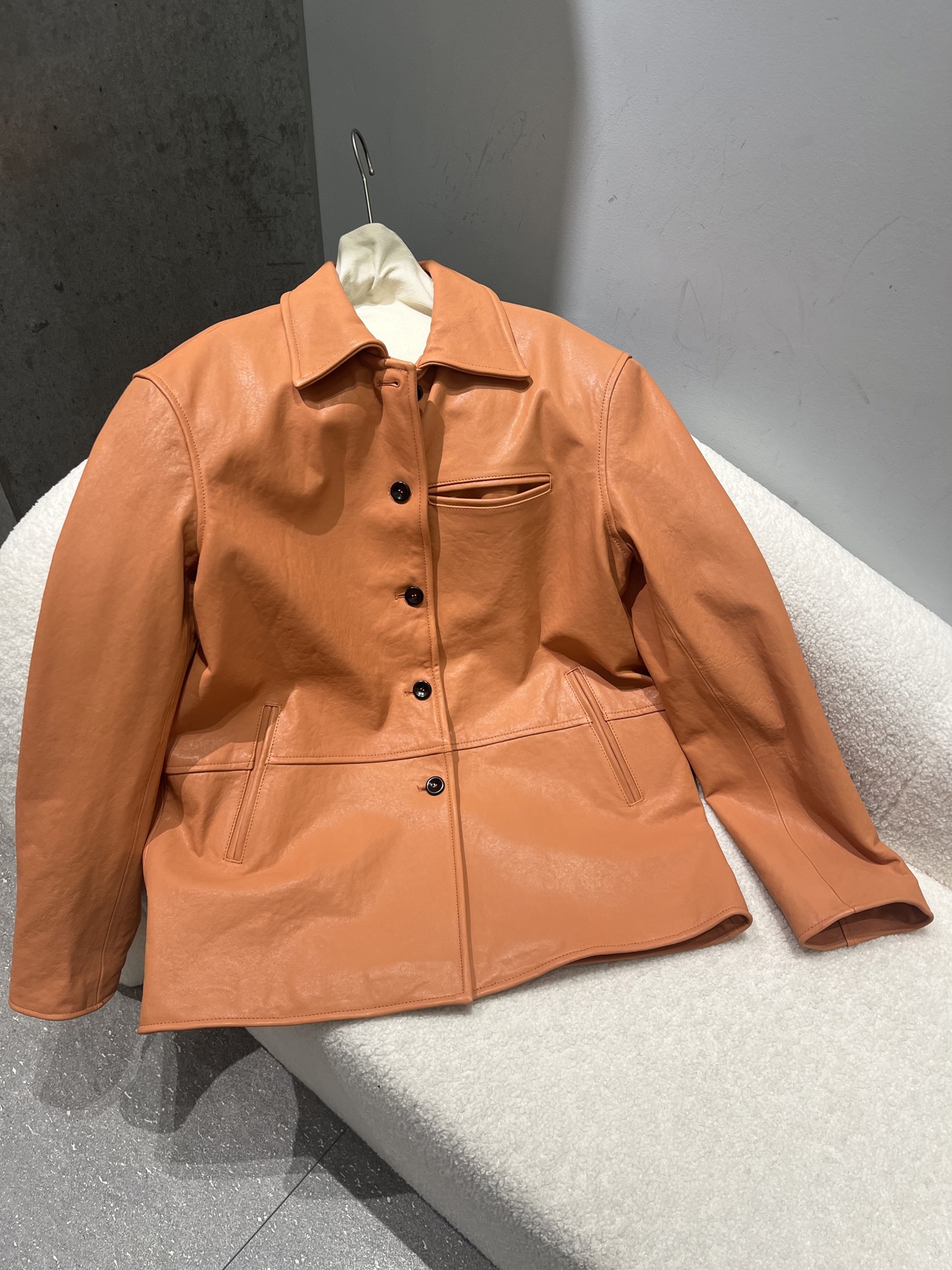 NO:945871,, 2-color thick vegetable-tanned sheepskin has a strong outline, the placket and hem can be pinched at will, loose and large version, size Sml, loose and large version, you can pinch more if you want a little wrinkle effect, women's clothing, sheepskin,19860909,2色厚实的植鞣羊皮轮廓感很强,门襟和下摆可以随意捏皱,宽松大版型 尺寸Sml,宽松大版型,要皱一点效果可以自己多捏捏,女装,sheepskin,,Women's clothing