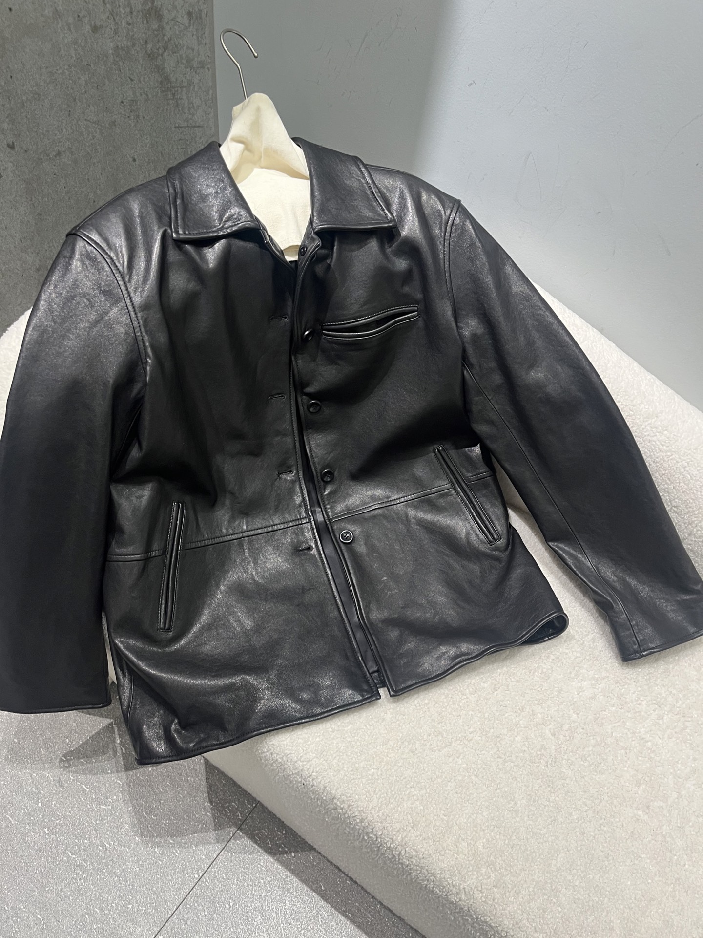 NO:945859,, The 2-color thick vegetable-tanned sheepskin has a strong outline. The placket and hem can be wrinkled at will. The loose and large version can be pinched more if you need a little wrinkle effect. Women's clothing, sheepskin,19860909,2色厚实的植鞣羊皮轮廓感很强,门襟和下摆可以随意捏皱,宽松大版型 需要皱一点效果就自己多捏捏,女装,sheepskin,,Women's clothing