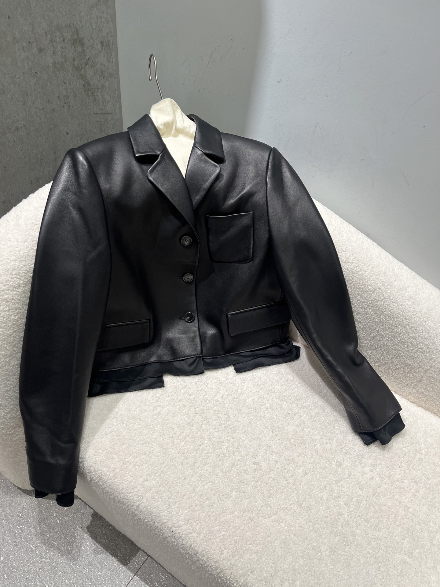 NO:946219,,miumiu imported sheepskin jacket, the leather feels super soft and thick, buttons with logo, exquisite details, size S-19860909,miumiu进口羊皮外套,皮料手感超软糯厚实,钮扣带logo,细节精致 尺寸S- Xxl码,进口皮料超有质感.短裙也有.,缪缪-服装,miumiu,skirts,jackets & coats,sheepskin,,Women's clothing