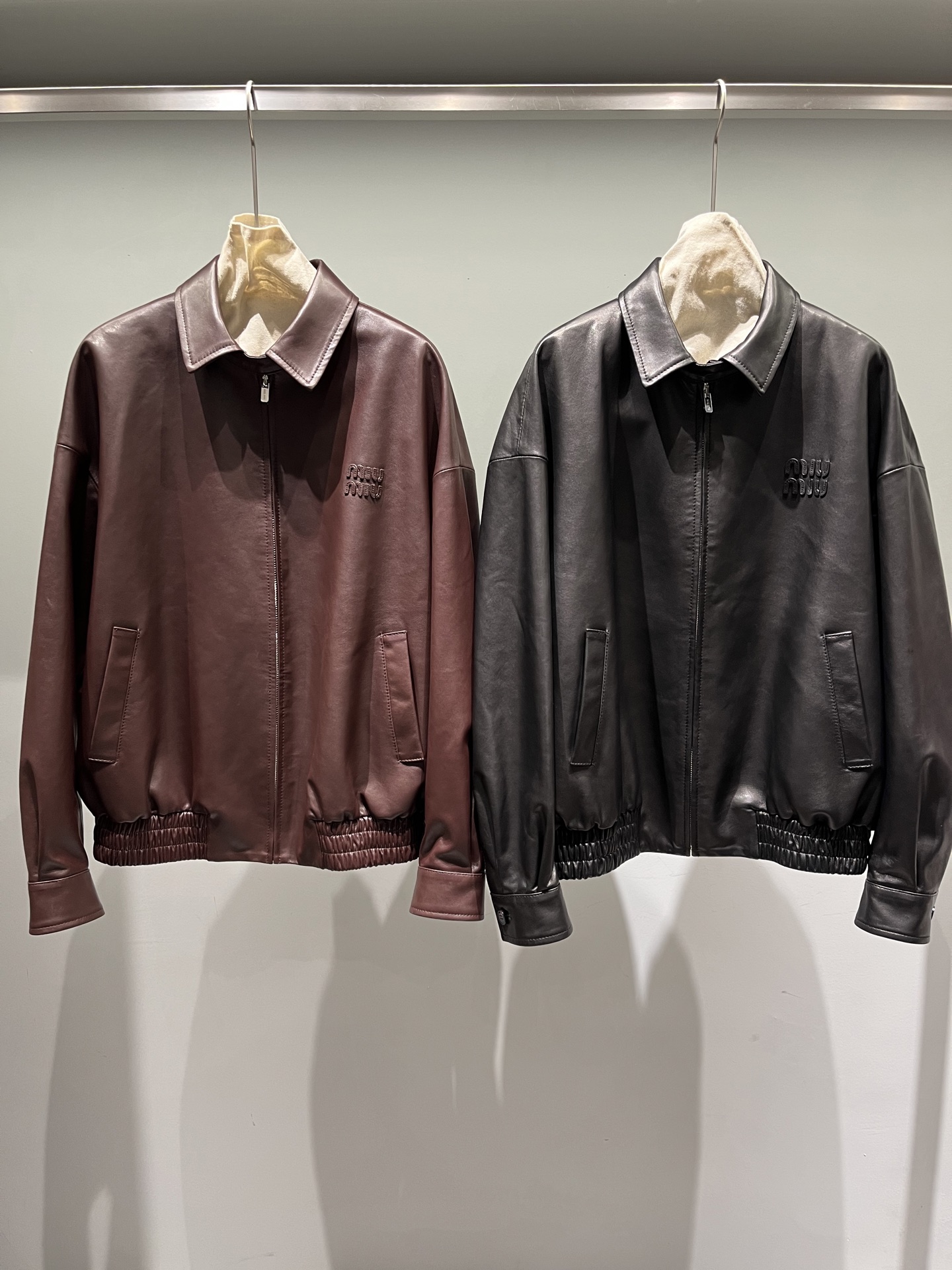 NO:946210,,miumiu semi-vegetable tanned sheepskin jacket, simple and versatile, loose fit, the color is a bit reddish under the spotlight, the actual color refers to tile.,miumiu-clothing,miumiu,jackets & coats,sheepskin,19860909,miumiu半植鞣羊皮外套,简约百搭宽松版型,射灯下颜色有点偏红,实物颜色参考平铺.,缪缪-服装,miumiu,jackets & coats,sheepskin,,Women's clothing