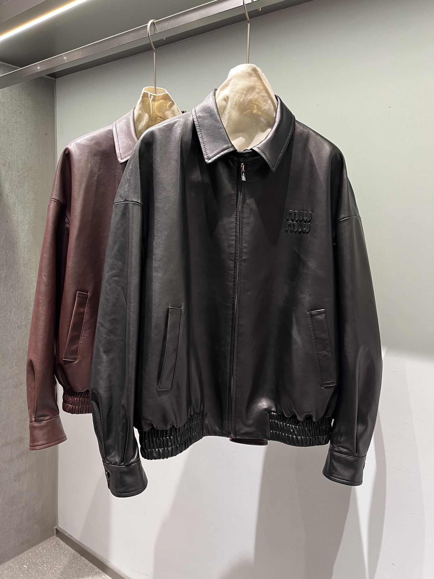 NO:946197,, the hardware is all with logo, the letters are oiled and the craftsmanship is very exquisite, versatile and loose style, Miu Miu-clothing,19860909,五金都是带logo,字母做了油边工艺非常精致,百搭宽松款,缪缪-服装,,Women's clothing