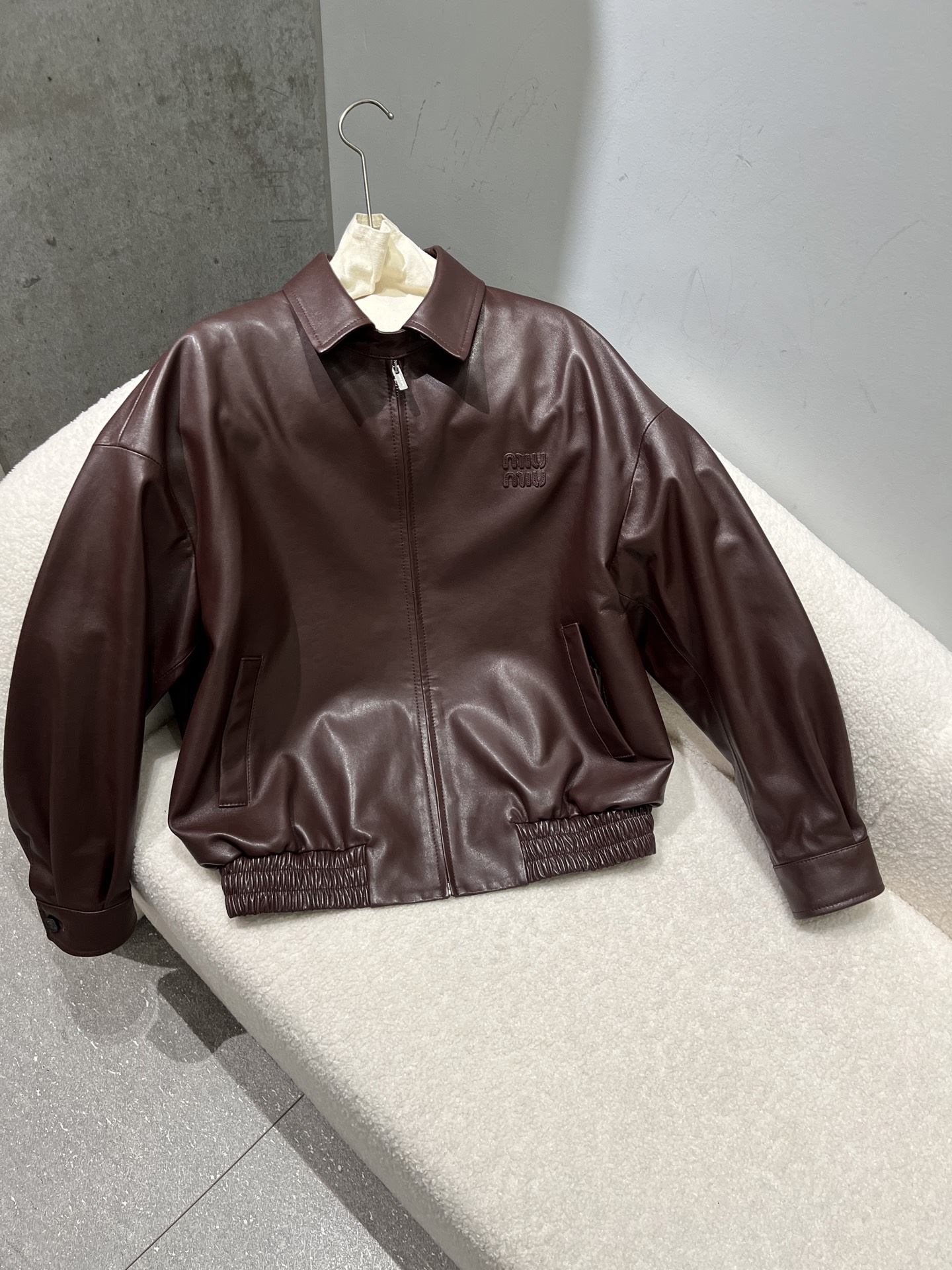 NO:946184,, miumiu semi-vegetable tanned sheepskin jacket, simple and versatile, loose fit, the color is a bit reddish under the spotlight, the actual color refers to tile. Size S-19860909,miumiu半植鞣羊皮外套,简约百搭宽松版型,射灯下颜色有点偏红,实物颜色参考平铺. 尺寸S- Xl码,宽松大版型,缪缪-服装,miumiu,jackets & coats,sheepskin,,Women's clothing