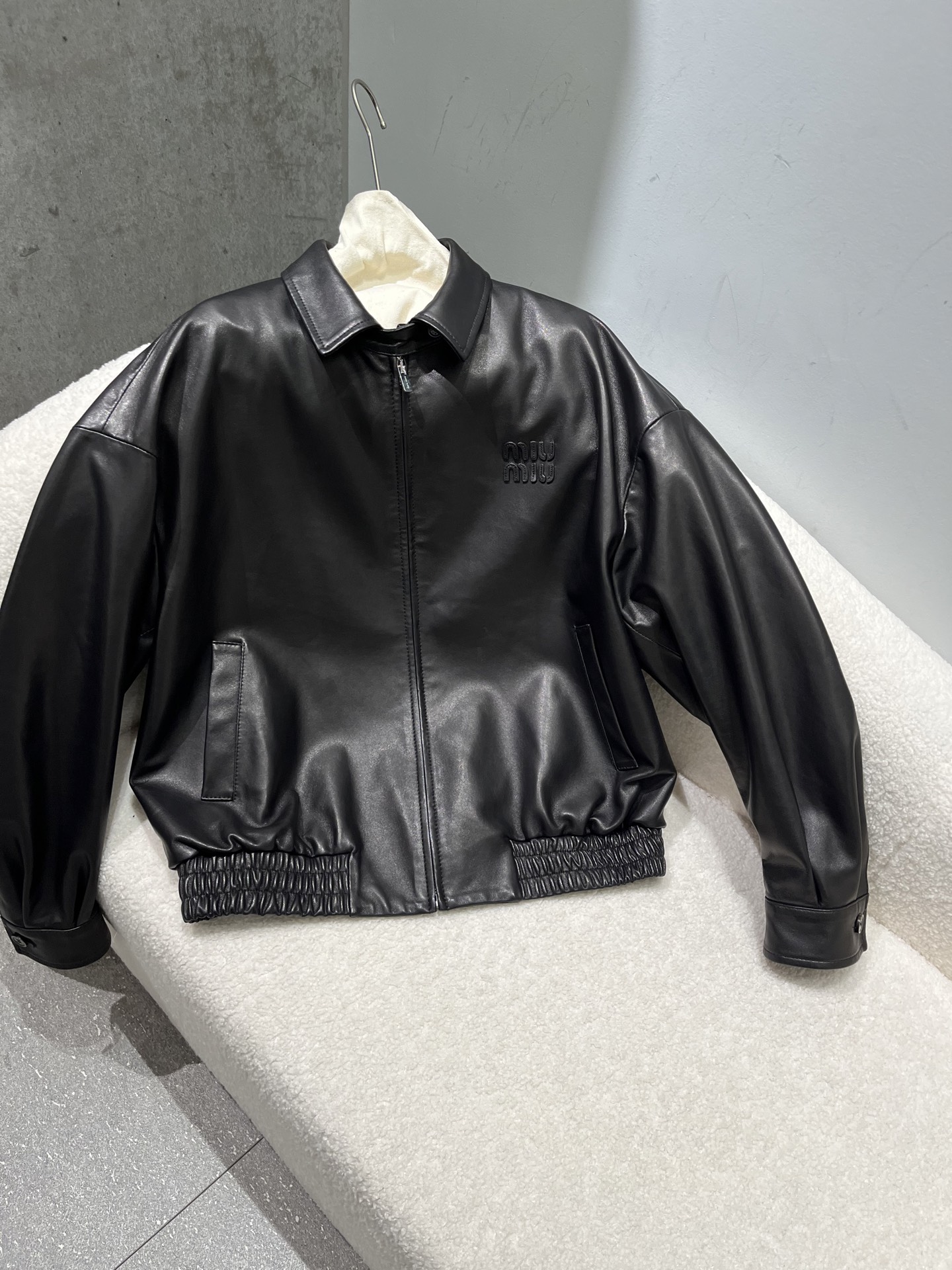 NO:946173,, miumiu semi-vegetable tanned sheepskin jacket, simple and versatile, loose fit, the color is a bit reddish under the spotlight, the actual color refers to tile. Semi-vegetable tanned leather, soft and textured, Miumiu-clothing,miumiu,jackets & coats,sheepskin,19860909,miumiu半植鞣羊皮外套,简约百搭宽松版型,射灯下颜色有点偏红,实物颜色参考平铺. 半植鞣皮,柔软有质感,缪缪-服装,miumiu,jackets & coats,sheepskin,,Women's clothing