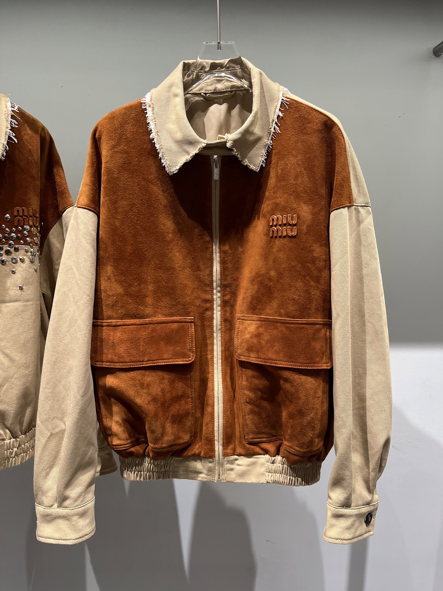 NO:946464,,miumiu suede sheepskin patchwork jacket has a loose fit, the hardware buttons are all with logo, and the letters are oiled with the same craftsmanship as the counter.,miumiu-clothing,miumiu,jackets & coats,sheepskin,19860909,miumiu绒面羊皮拼布外套宽松版型,五金纽扣都带logo,字母做了油边工艺同专柜.,缪缪-服装,miumiu,jackets & coats,sheepskin,,Women's clothing