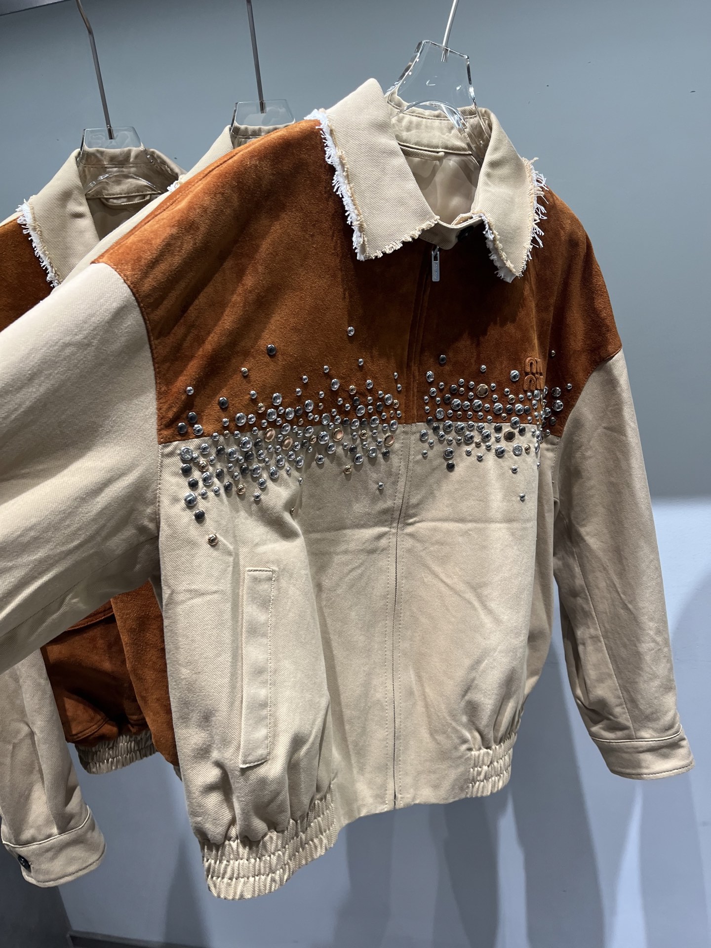 NO:946444,,miumiu sheepskin suede patchwork jacket has a loose fit, original hardware, and the oil-edged letters are very three-dimensional, just like the counter.,miumiu-clothing,miumiu,jackets & coats,sheepskin,19860909,miumiu羊皮绒面拼布外套宽松版型,原版五金,字母做了油边工艺同专柜很立体.,缪缪-服装,miumiu,jackets & coats,sheepskin,,Women's clothing