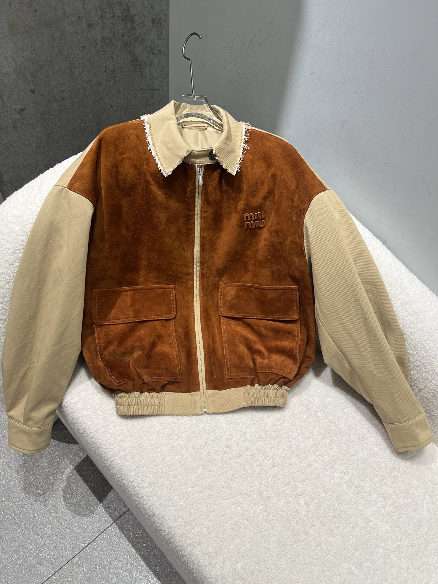 NO:946454,, miumiu suede sheepskin patchwork jacket has a loose fit, the hardware buttons are all with logo, and the letters are oiled with the same craftsmanship as the counter. The coat size is S-19860909,miumiu绒面羊皮拼布外套宽松版型,五金纽扣都带logo,字母做了油边工艺同专柜. 外套尺寸S- Xl码,宽松版型,还有棕色的,缪缪-服装,miumiu,jackets & coats,sheepskin,,Women's clothing